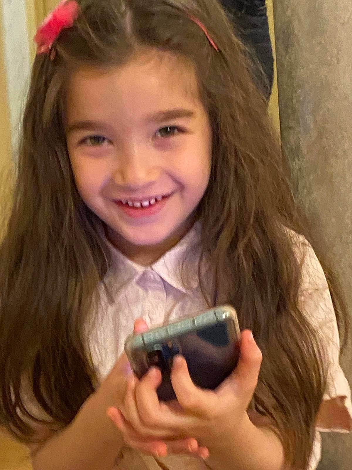 Evamaria a rejoint le concours — aidez-le/la à gagner de superbes lots ! cheek, communication_device, ear, eye, eyebrow, eyelash, face, gesture, hair, hand, head, human_body, iris, joy, lip, mobile_phone, mouth, person, pink, plant