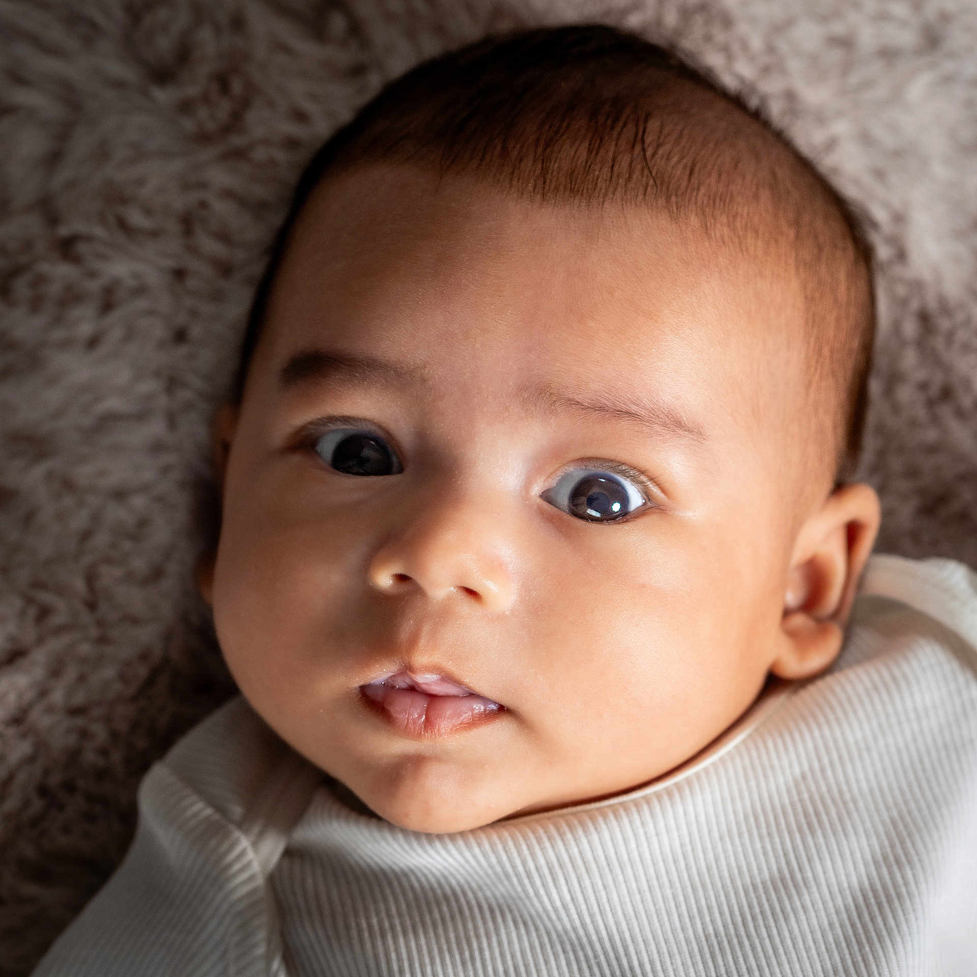 Aaron a rejoint le concours — aidez-le/la à gagner de superbes lots ! baby, bodypart, face, finger, frown, hand, happy, head, mouth, newborn, person, photography, portrait, sad, skin, smile, tongue