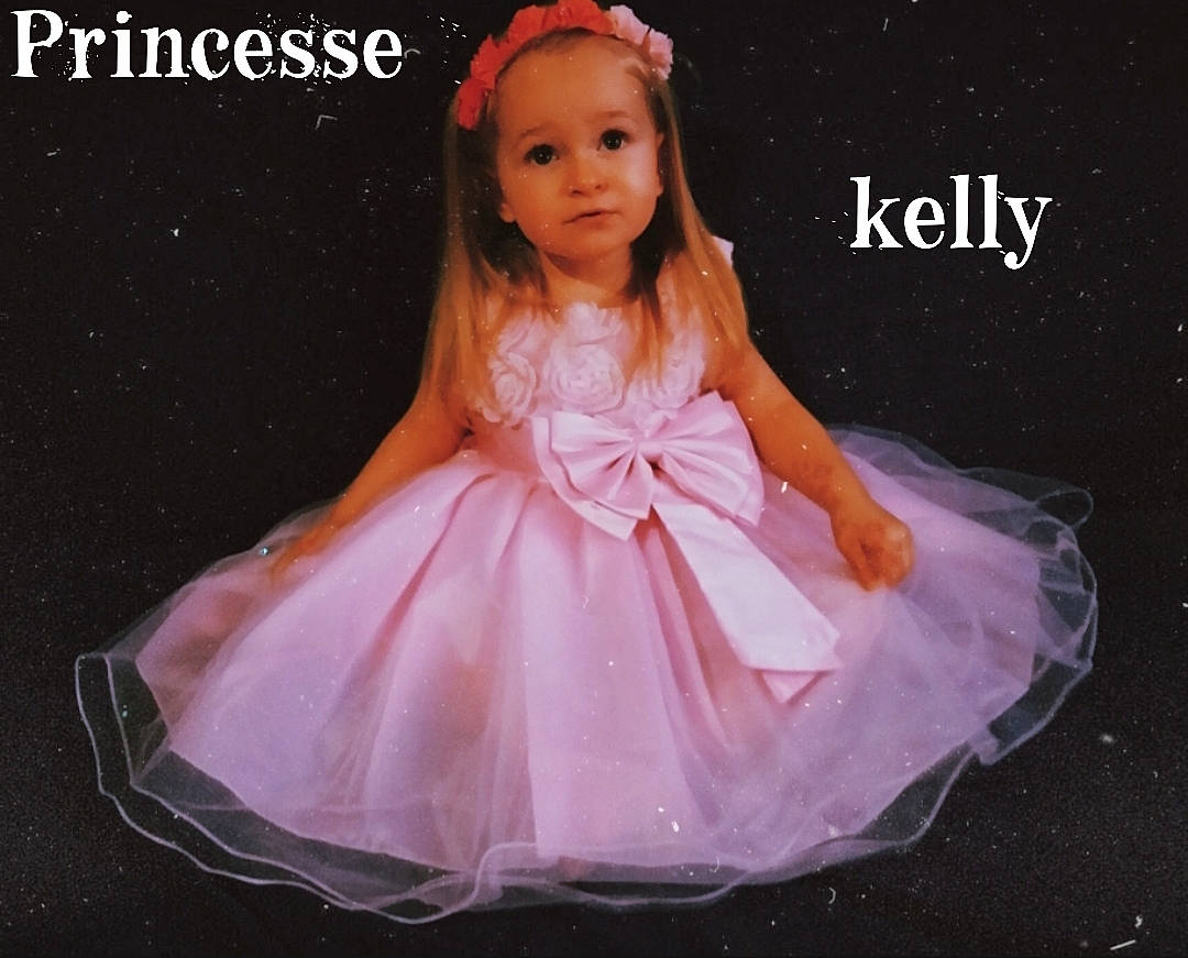 Kelly participe au concours pour gagner de l'argent avec cette photo : ballet_tutu, brown_hair, child, clothing, costume, doll, dress, gown, peach, person, pink, toddler, toy