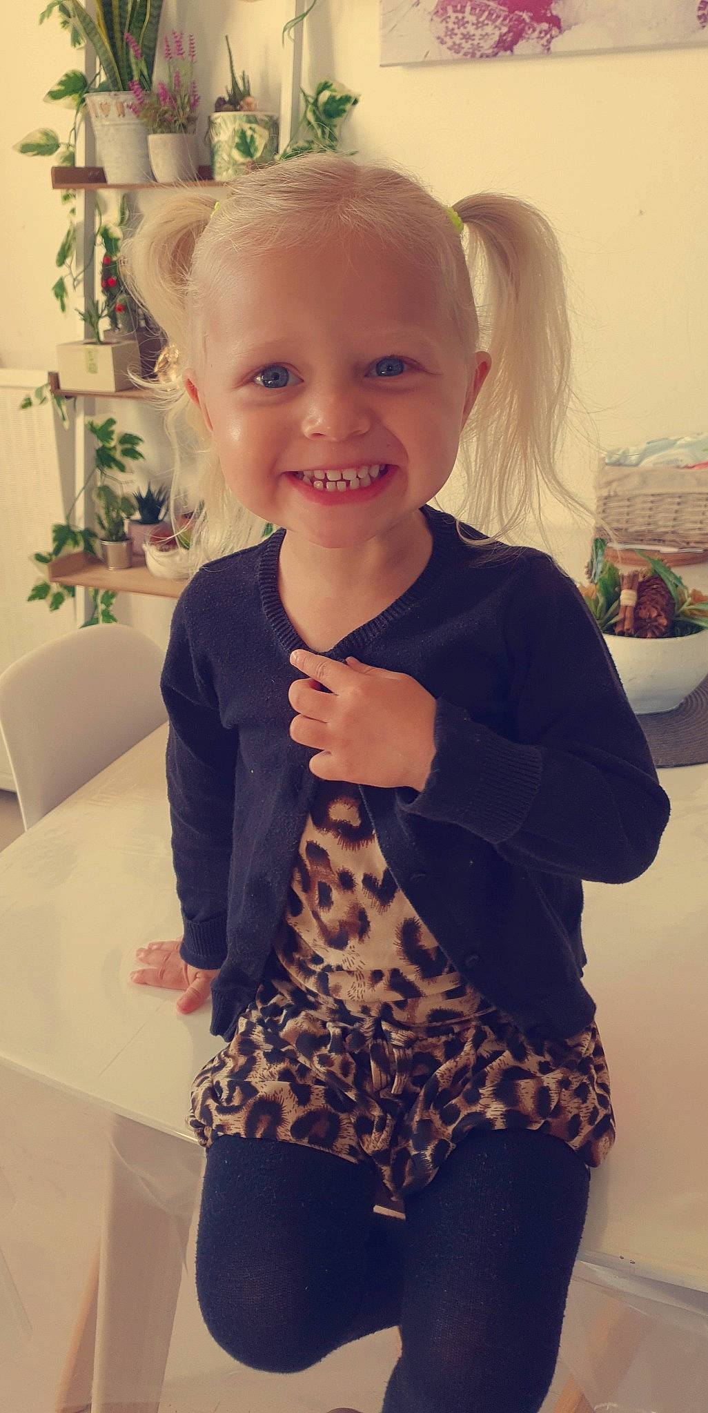 Luna a rejoint le concours — aidez-le/la à gagner de superbes lots ! arm, baby_toddler_clothing, cheek, facial_expression, finger, hair, happy, head, iris, joint, joy, neck, organ, person, shoulder, skin, sleeve, smile, standing, t_shirt