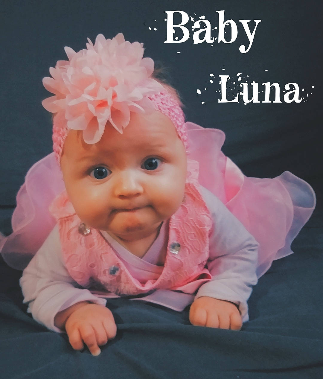 Luna a rejoint le concours — aidez-le/la à gagner de superbes lots ! baby, baby_products, baby_toddler_clothing, cheek, child, fashion_accessory, font, hair_accessory, headband, headgear, person, photo_caption, photography, pink, product, smile, toddler