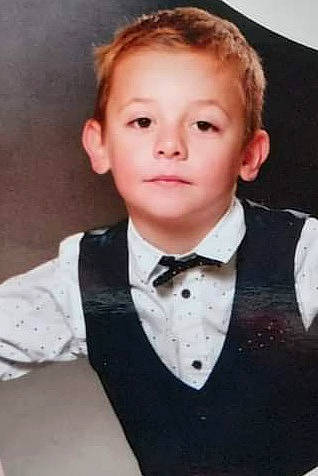 Timéo a rejoint le concours — aidez-le/la à gagner de superbes lots ! arm, bow_tie, cheek, chin, clothing, coat, dress, dress_shirt, eye, eyebrow, face, hair, head, human_body, neck, person, school_uniform, shirt, sleeve, suit