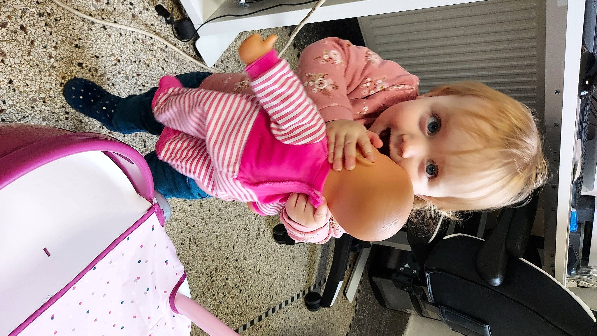 Léa a rejoint le concours — aidez-le/la à gagner de superbes lots ! baby, baby_products, baby_toddler_clothing, cheek, child, comfort, eyelash, eyewear, fun, grass, happy, leisure, party, pattern, person, pink, play, sitting, skin, toddler