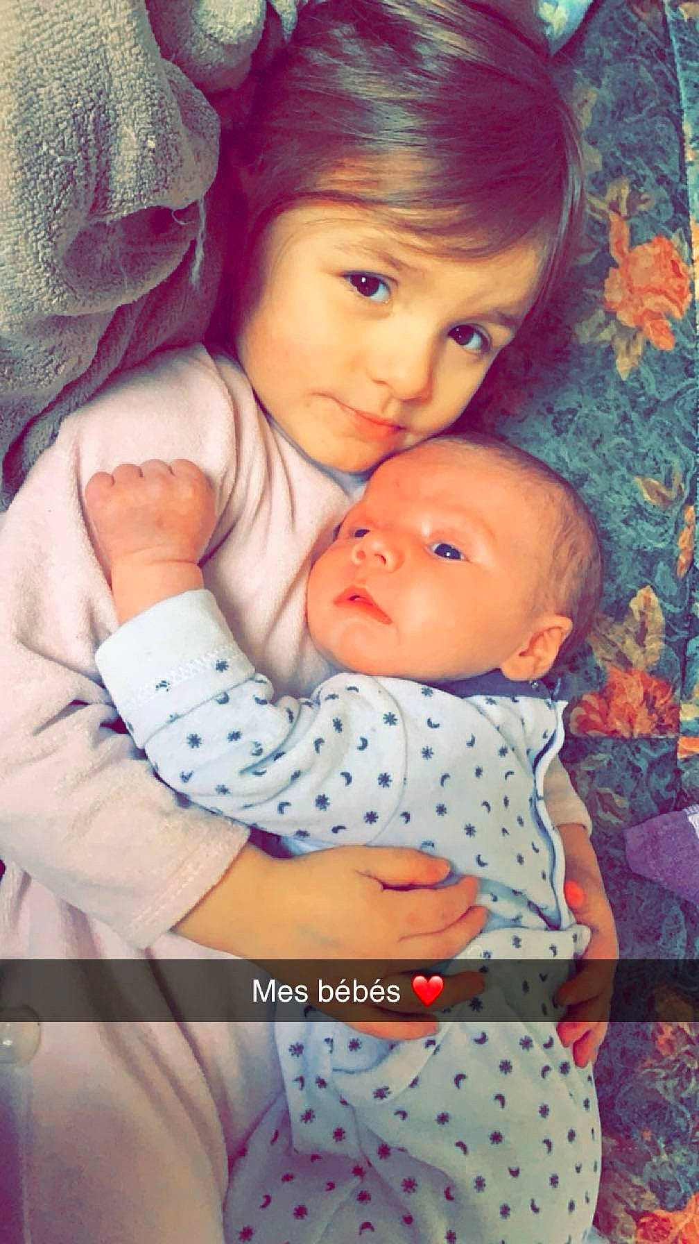 Shaïna a rejoint le concours — aidez-le/la à gagner de superbes lots ! baby, baby_toddler_clothing, cheek, child, facial_expression, fun, gesture, grass, happy, interaction, iris, lip, nose, pattern, people_in_nature, person, plaid, portrait_photography, sitting, skin