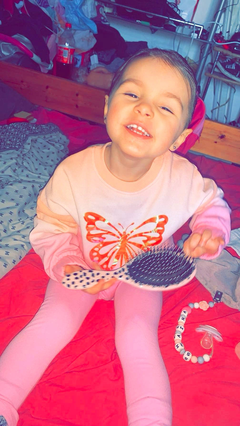 Shaïna a rejoint le concours — aidez-le/la à gagner de superbes lots ! baby_toddler_clothing, blue, chair, cool, face, finger, fun, hair, hairstyle, happy, head, human_body, joy, mouth, orange, organ, person, red, smile, t_shirt