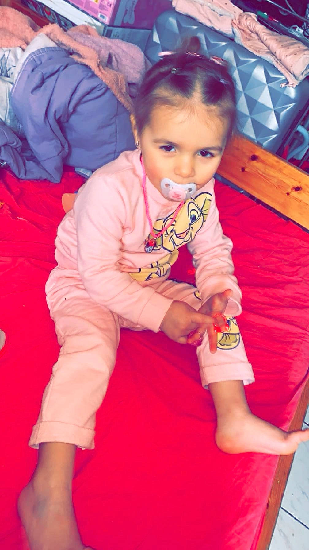 Shaïna a rejoint le concours — aidez-le/la à gagner de superbes lots ! baby, baby_products, baby_toddler_clothing, child, comfort, finger, fun, happy, head, human_leg, lap, leisure, magenta, orange, person, pink, play, room, sitting, thigh