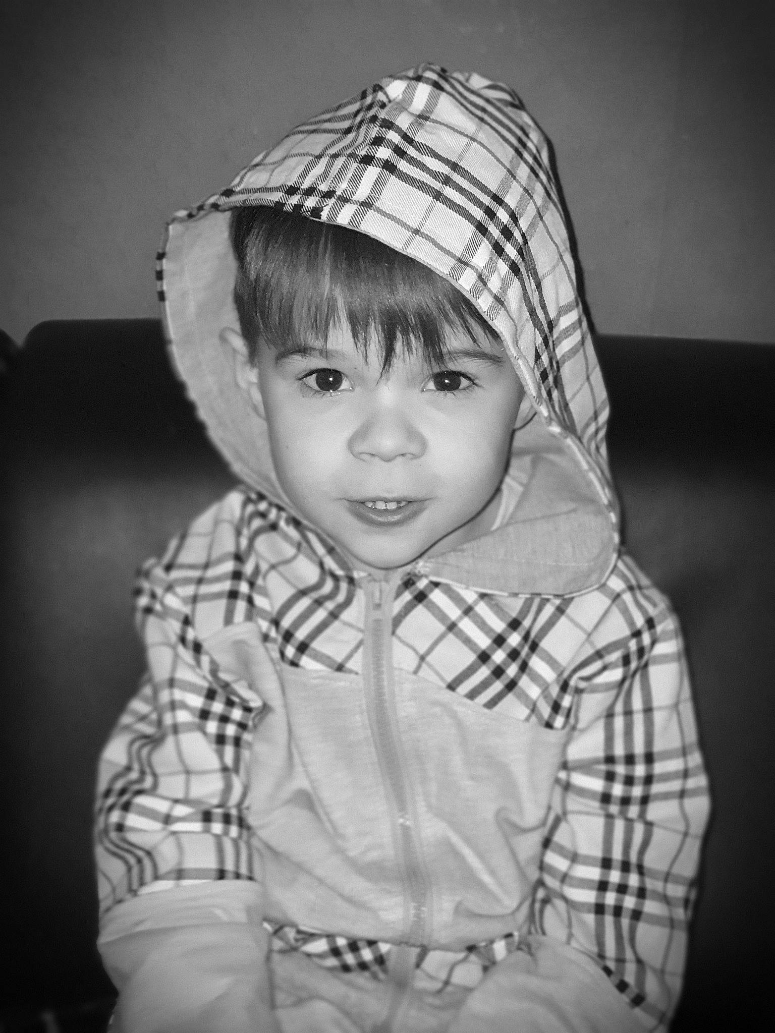 Marley participe au concours pour gagner de l'argent avec cette photo : black_and_white, cool, dress_shirt, flash_photography, happy, headgear, iris, lip, monochrome, monochrome_photography, pattern, person, plaid, skin, sleeve, smile, style, tartan, tints_and_shades, toddler