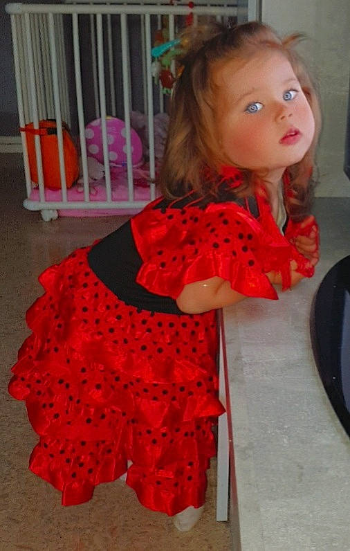 Tahina a rejoint le concours — aidez-le/la à gagner de superbes lots ! baby_toddler_clothing, beauty, bow_tie, child, costume, day_dress, dress, embellishment, event, fashion_accessory, fashion_design, formal_wear, magenta, orange, pattern, peach, person, pink, ruffle, sleeve