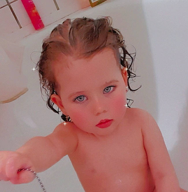 Tahina a rejoint le concours — aidez-le/la à gagner de superbes lots ! bathing, cheek, ear, eye, eyebrow, eyelash, finger, forehead, gesture, hair, hand, happy, iris, jaw, lip, mouth, neck, nose, person, shoulder