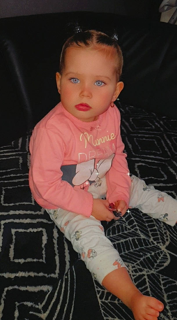 Tahina a rejoint le concours — aidez-le/la à gagner de superbes lots ! baby_toddler_clothing, beauty, cheek, eyebrow, face, flash_photography, flooring, head, human_body, leg, lip, nose, organ, person, pink, skin, sleeve, t_shirt, thigh, toddler