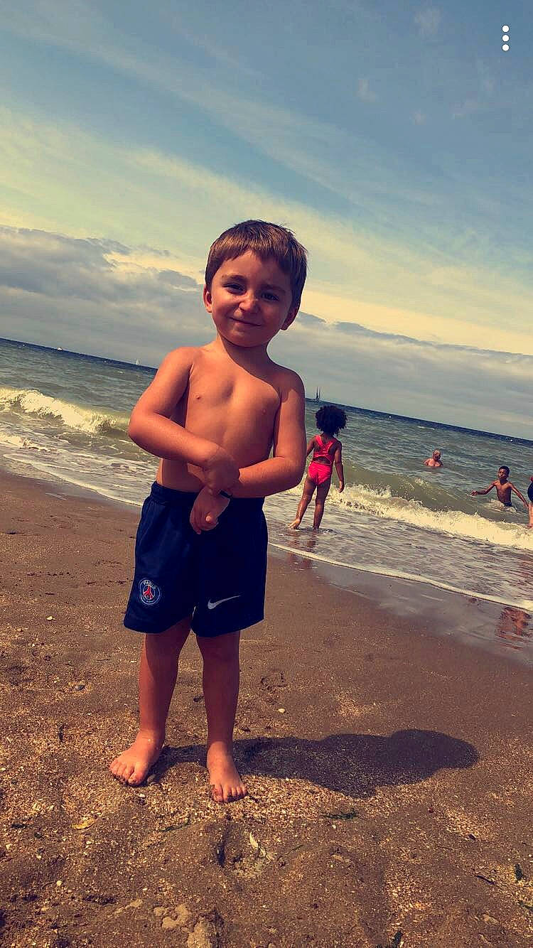 Ayron participe au concours pour gagner de l'argent avec cette photo : barechested, barefoot, beach, child, coast, fun, holiday, horizon, joy, muscle, ocean, person, sand, sea, shore, sky, smile, standing, summer, vacation