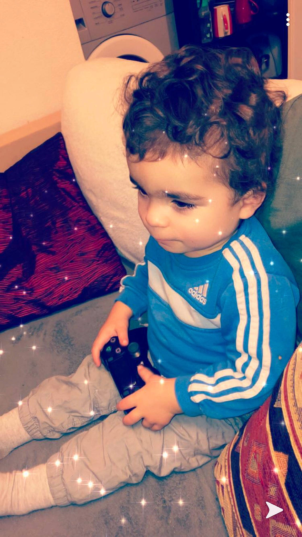 Emiliano participe au concours pour gagner de l'argent avec cette photo : arm, baby, black_hair, cheek, child, cool, ear, eye, happy, person, play, skin, toddler, water