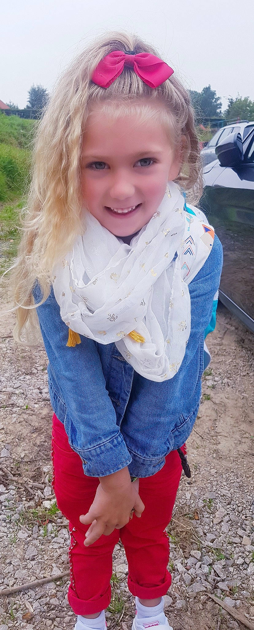Ruby participe au concours pour gagner de l'argent avec cette photo : blond, blue, child, cool, electric_blue, eye, facial_expression, fun, grass, hair, hairstyle, happy, joy, lip, neck, pattern, people_in_nature, person, scarf, smile