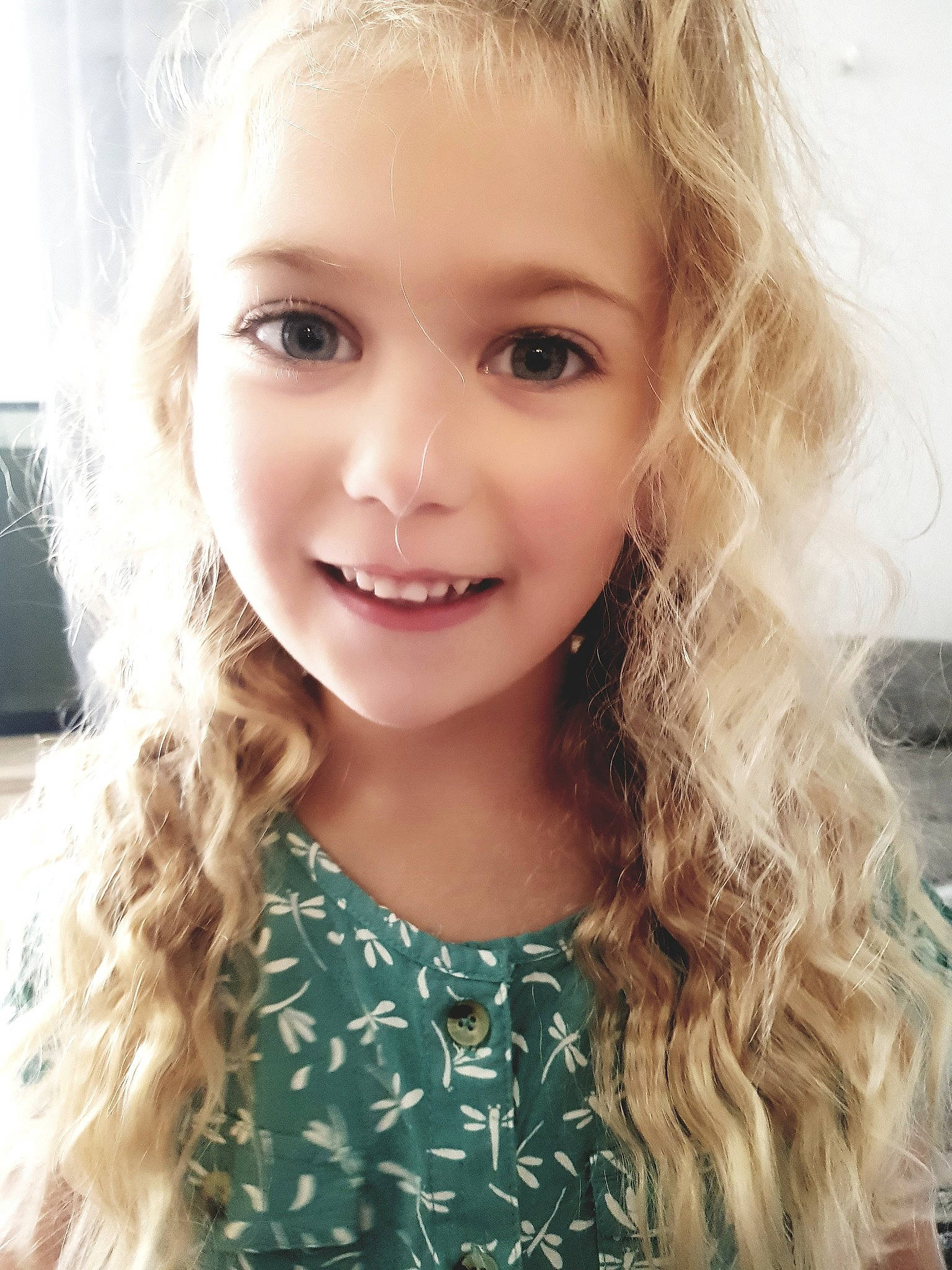 Ruby participe au concours pour gagner de l'argent avec cette photo : cheek, chin, eye, eyebrow, eyelash, flash_photography, grass, hair, happy, head, iris, jaw, joy, layered_hair, lip, long_hair, nose, organ, person, skin