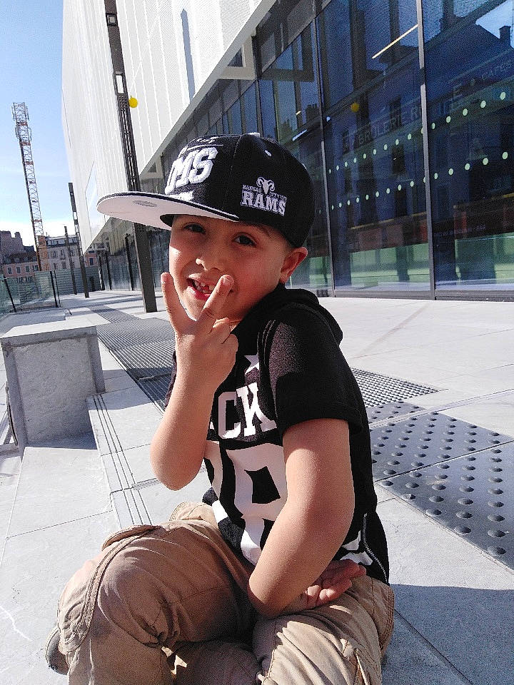 Mateo participe au concours pour gagner de l'argent avec cette photo : baseball_cap, cap, cool, headgear, joy, person, photography, sitting, snapshot