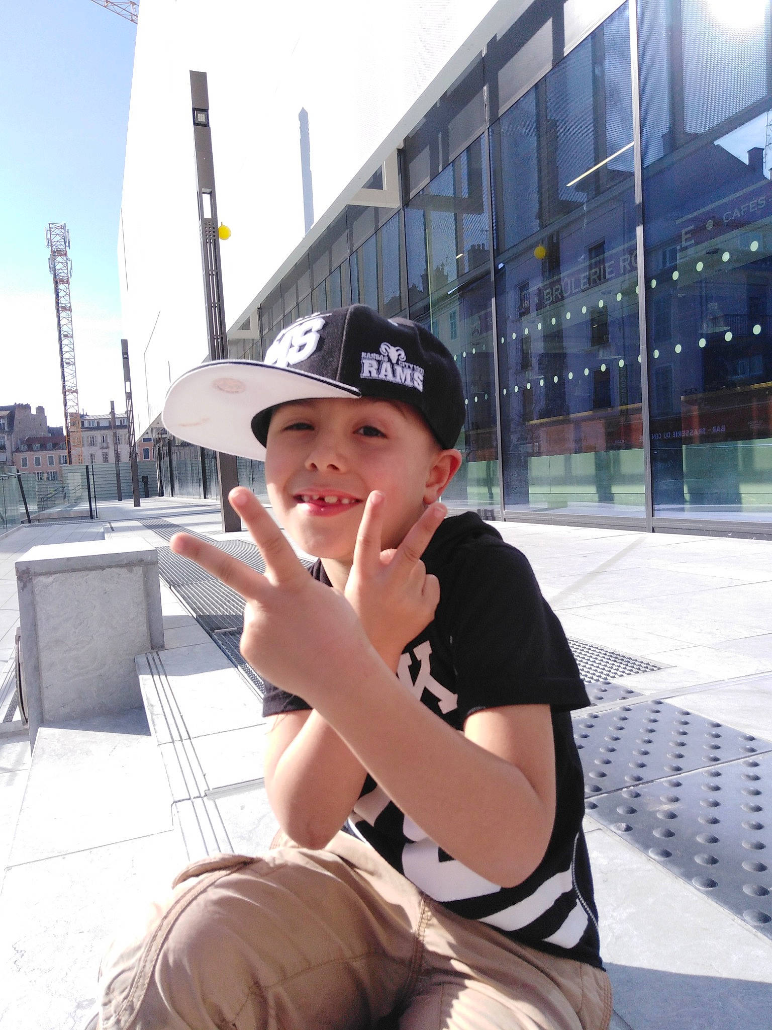 Mateo participe au concours pour gagner de l'argent avec cette photo : cap, cool, fashion_accessory, headgear, headwear, person, photography, tourism, vacation