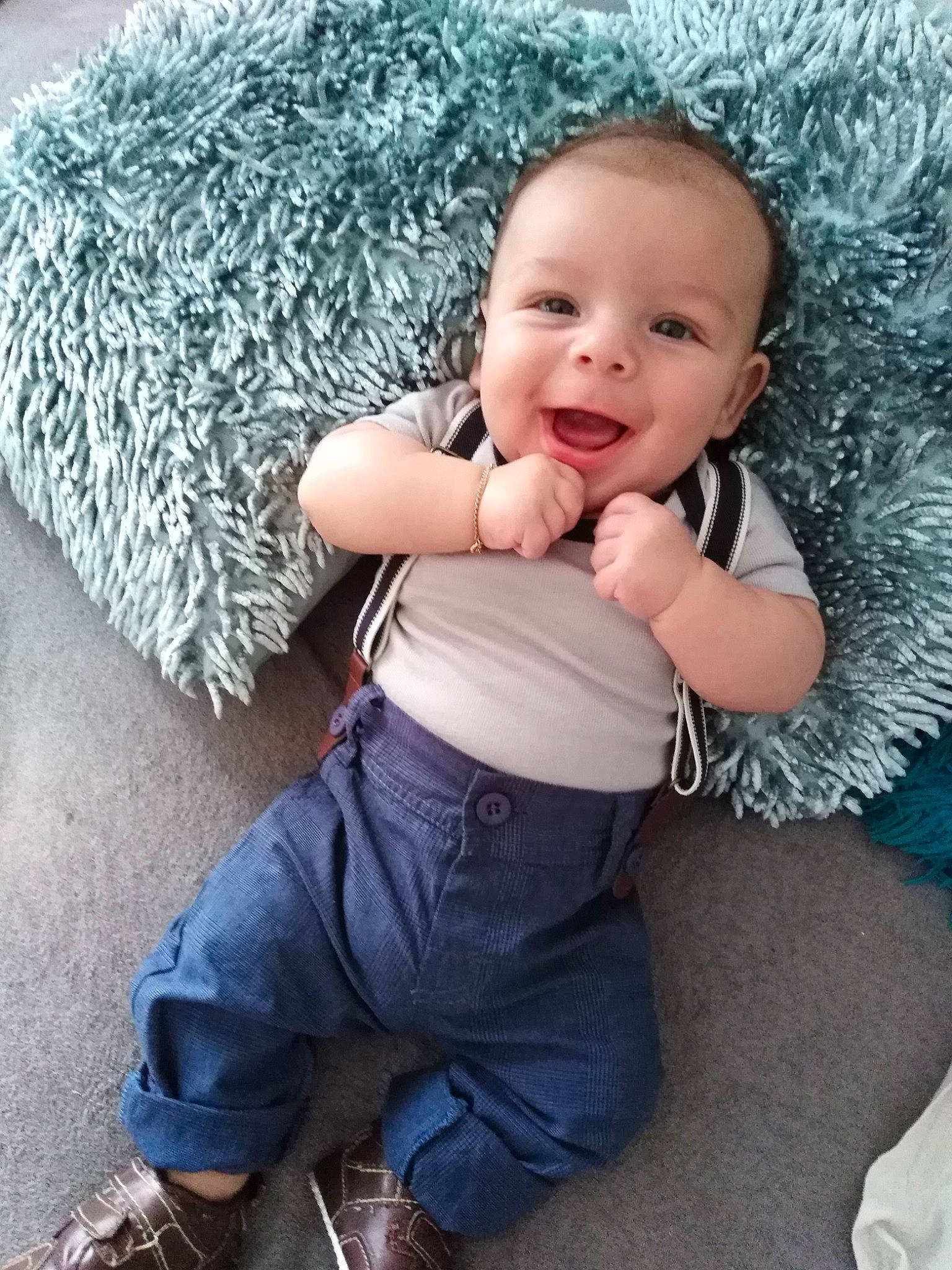 Lisandro a rejoint le concours — aidez-le/la à gagner de superbes lots ! arm, baby, cheek, child, child_model, cool, jeans, male, nose, person, sitting, skin, smile, toddler