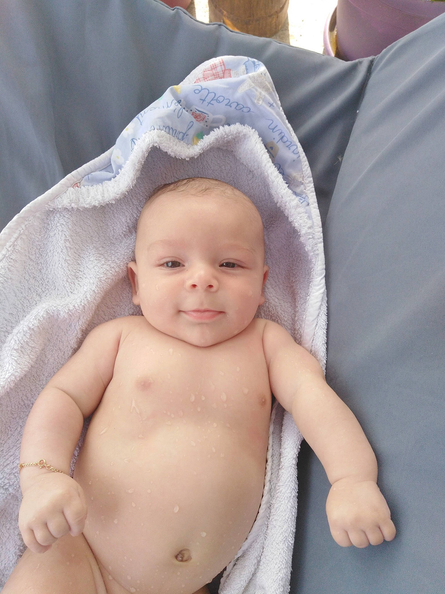 Lisandro a rejoint le concours — aidez-le/la à gagner de superbes lots ! baby, child, face, hand, head, person, product, skin, smile, stomach, toddler