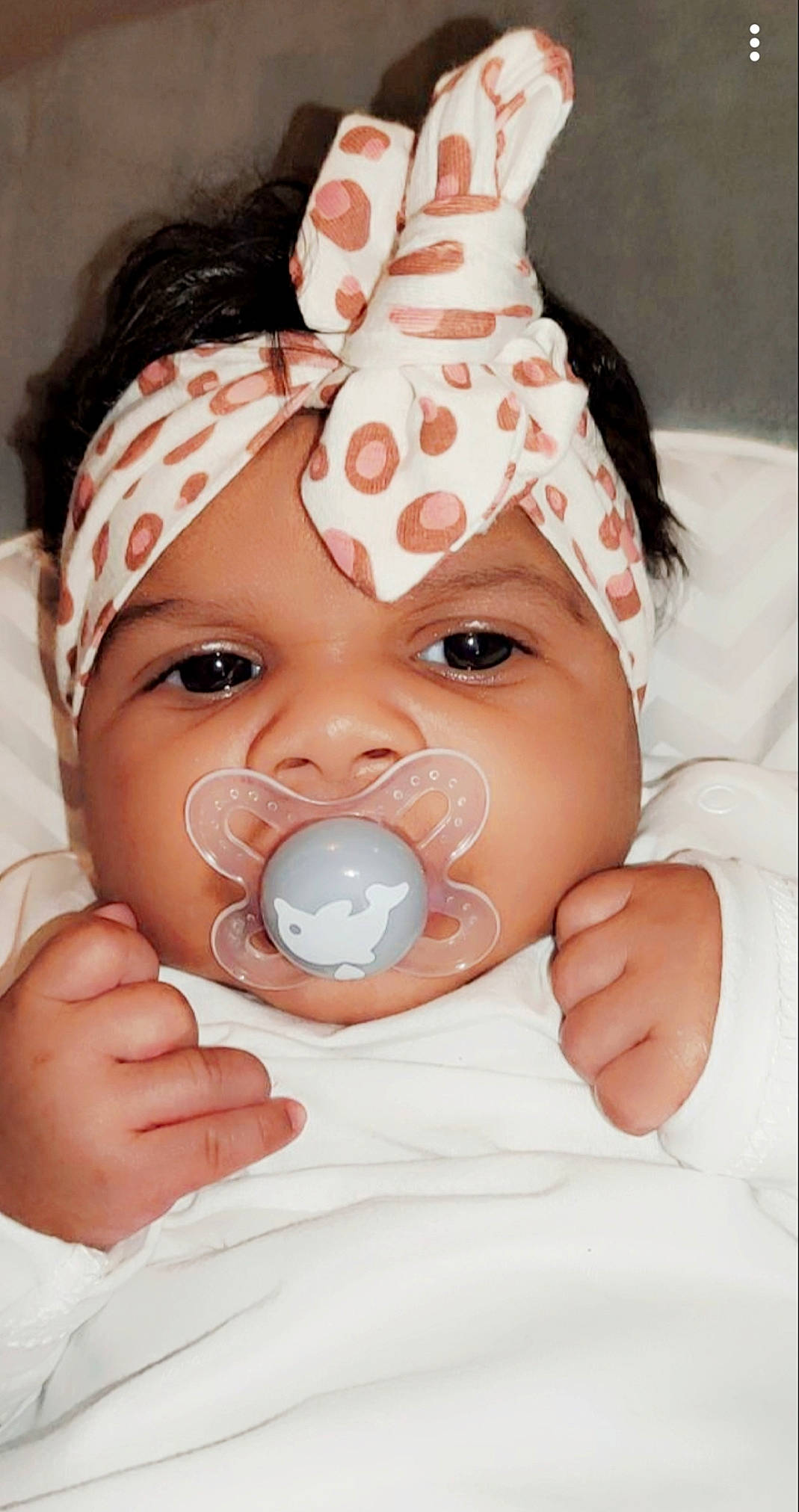 Alya a rejoint le concours — aidez-le/la à gagner de superbes lots ! baby, baby_products, baby_toddler_clothing, cheek, child, drinkware, eyebrow, eyelash, face, finger, gesture, hand, headwear, lip, mouth, nail, neck, nose, person, skin