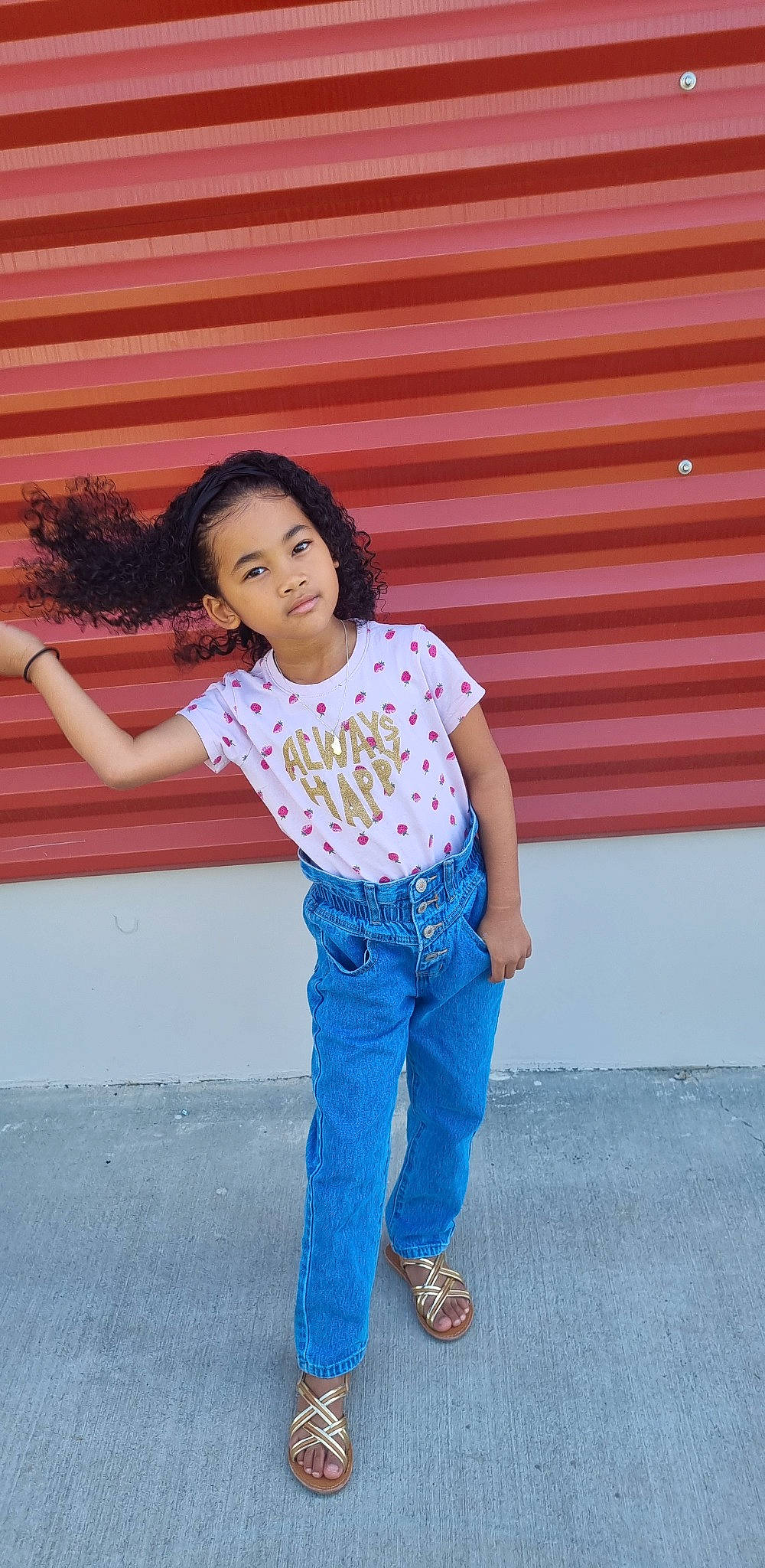 Gricella a rejoint le concours — aidez-le/la à gagner de superbes lots ! chin, denim, electric_blue, flash_photography, fun, gesture, hair, happy, human_leg, jeans, leg, leisure, pattern, person, sleeve, street_fashion, t_shirt, thigh, toddler, trunk