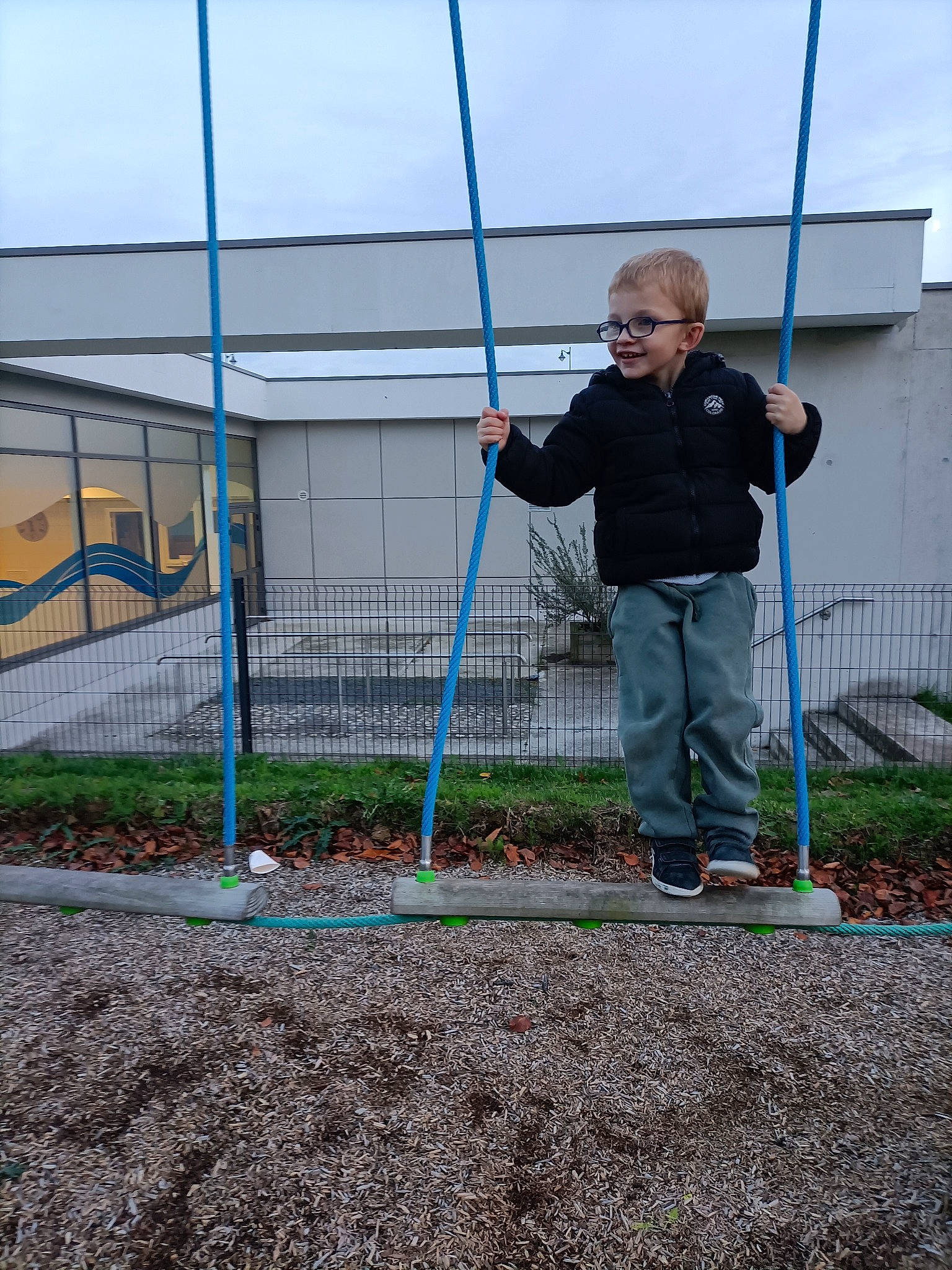Timéo participe au concours pour gagner de l'argent avec cette photo : asphalt, child, city, compost, fence, fun, gardening, grass, joy, leisure, mesh, outdoor_play_equipment, person, plant, public_utility, recreation, sky, slope, soil, toddler