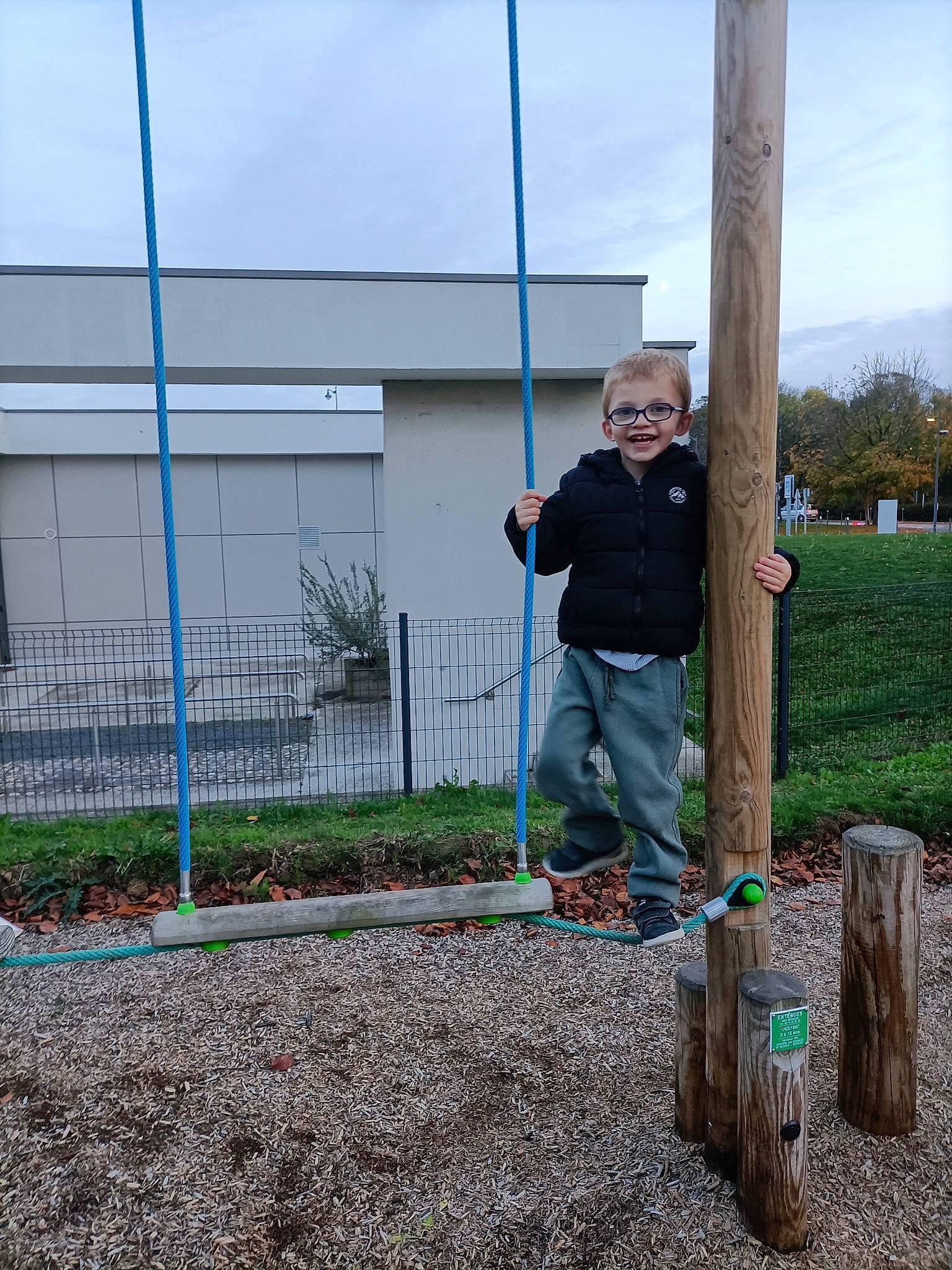Timéo a rejoint le concours — aidez-le/la à gagner de superbes lots ! agriculture, asphalt, city, concrete, grass, jacket, joy, landscape, landscaping, lawn, person, plant, pole, public_utility, recreation, road_surface, sky, soil, tree, trunk