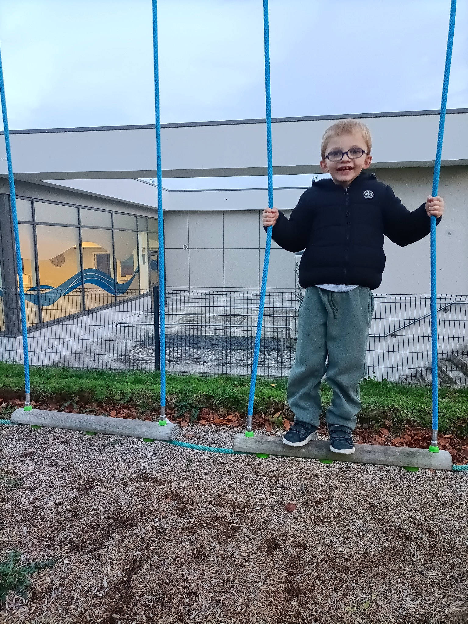 Timéo a rejoint le concours — aidez-le/la à gagner de superbes lots ! child, city, compost, fence, fun, grass, jacket, joy, landscape, leisure, outdoor_play_equipment, person, plant, play, playground, recreation, sky, smile, soil, swing