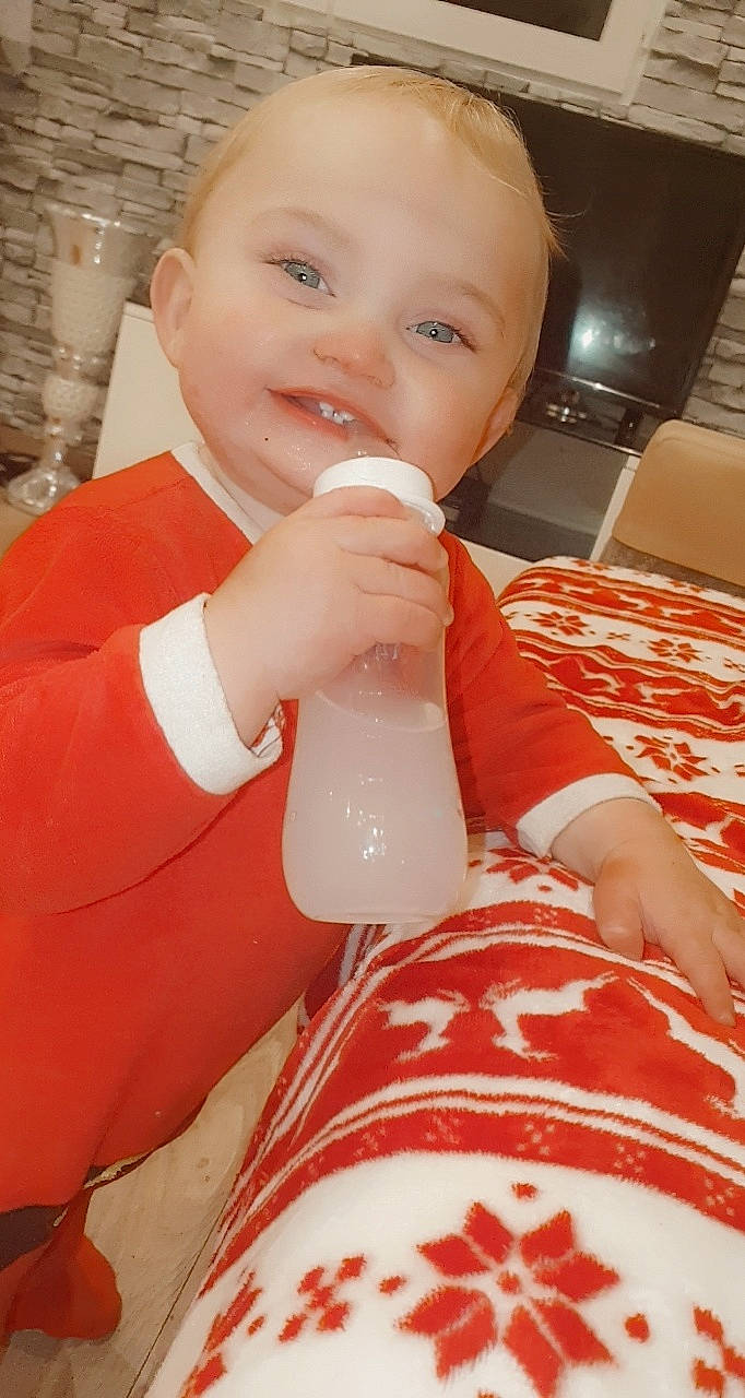 Juan a rejoint le concours — aidez-le/la à gagner de superbes lots ! baby, baby_grabbing_for_something, baby_products, baby_toddler_clothing, child, eye, finger, human_body, nail, person, plastic_bottle, taste, thumb, toddler, tooth