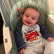 Elyano a rejoint le concours — aidez-le/la à gagner de superbes lots ! baby, smiling, infant, baby_seat, clothing, cartoon, polka_dots, balloons, happy, child, cute, cozy, portrait, indoor, comfort, toddler, seat, fabric, hand, face