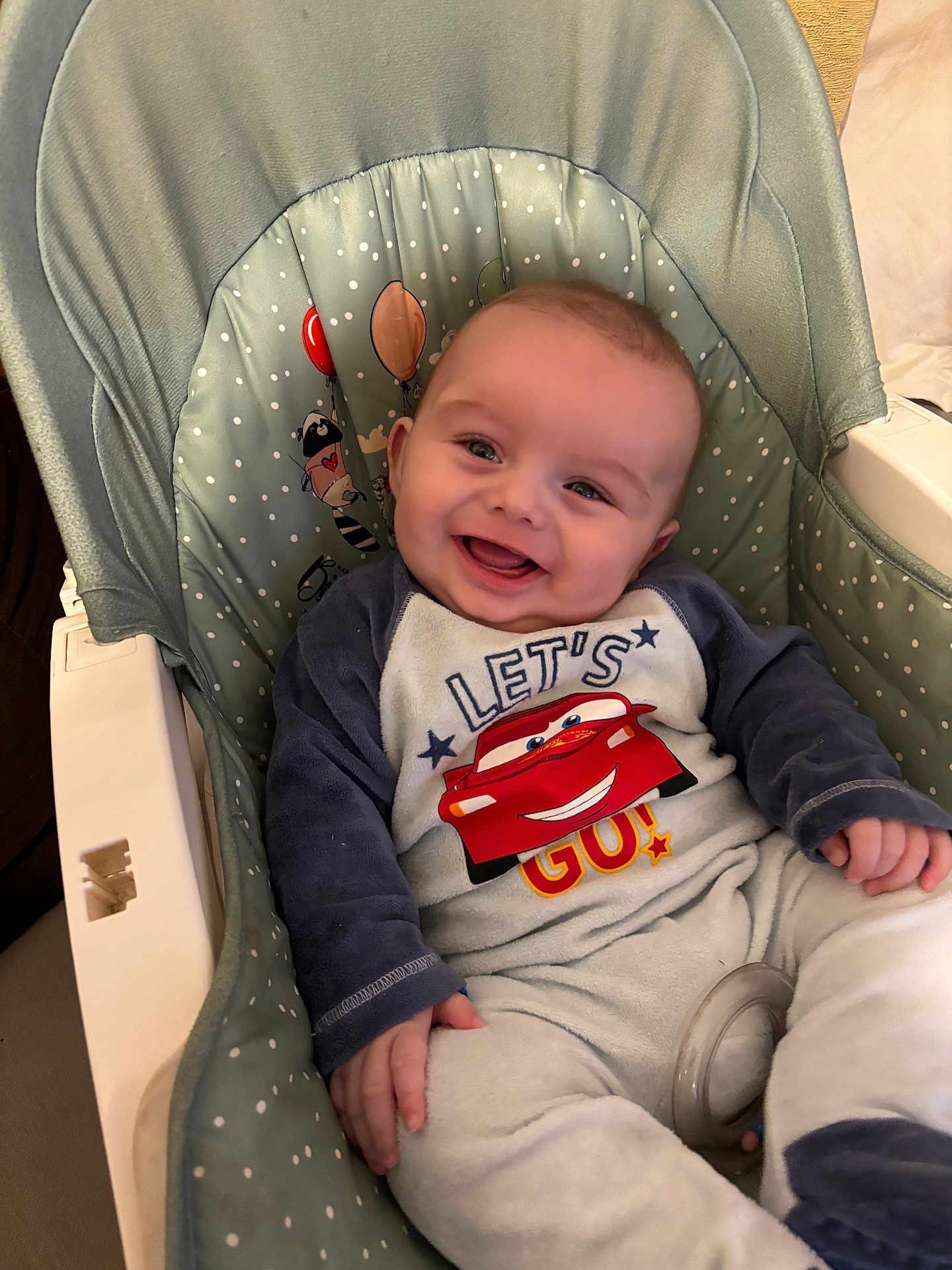 Elyano a rejoint le concours — aidez-le/la à gagner de superbes lots ! baby, smiling, infant, baby_seat, clothing, cartoon, polka_dots, balloons, happy, child, cute, cozy, portrait, indoor, comfort, toddler, seat, fabric, hand, face