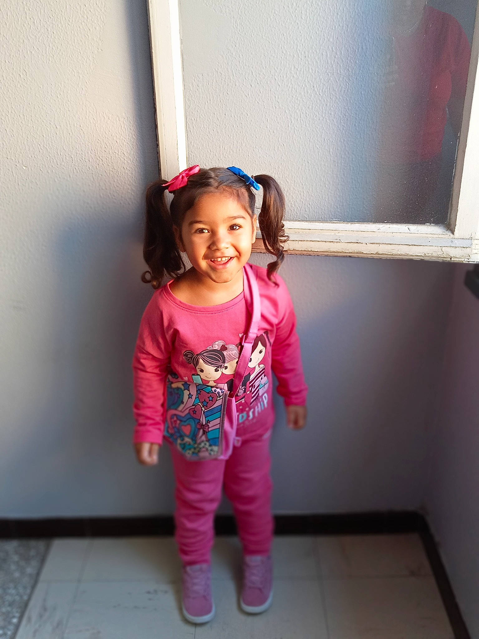 Medina participe au concours pour gagner de l'argent avec cette photo : baby_toddler_clothing, child, clothing, electric_blue, fashion_design, flooring, foot, fun, happy, human_leg, joy, leg, magenta, pattern, person, pink, sleeve, smile, standing, toddler