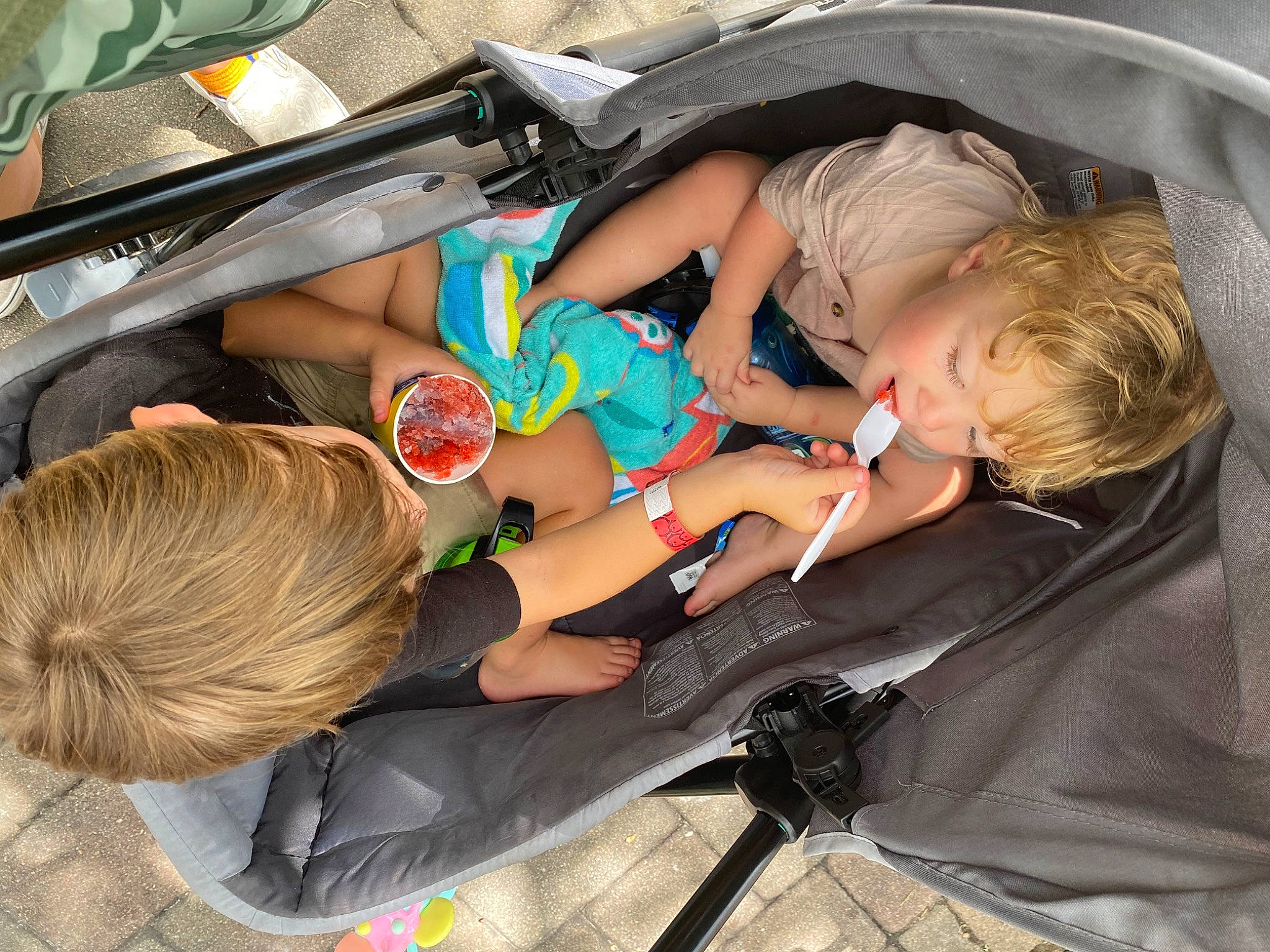 Varik is registered to the contest to win money with this photo: auto_part, automotive_exterior, baby_products, bag, bumper, car_seat, child, comfort, eyewear, fun, hairstyle, lap, leisure, luggage_and_bags, person, recreation, shoe, shorts, t_shirt, thigh