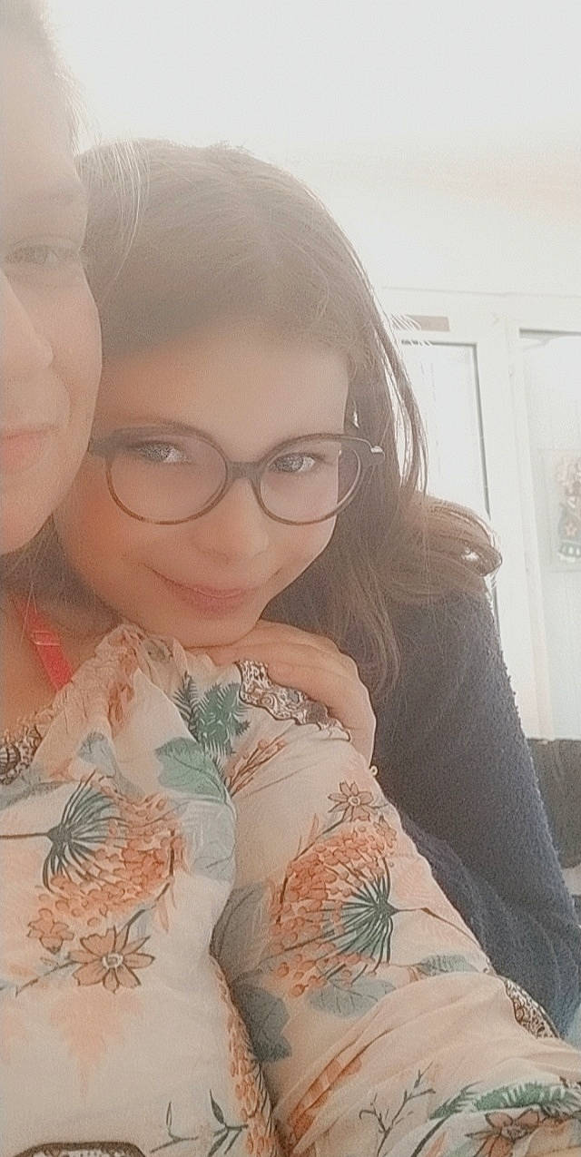 Noémie participe au concours pour gagner de l'argent avec cette photo : beauty, black_hair, chest, cool, eyelash, eyewear, glasses, happy, human, iris, lip, long_hair, mammal, neck, person, shoulder, skin, sleeve, smile, trunk