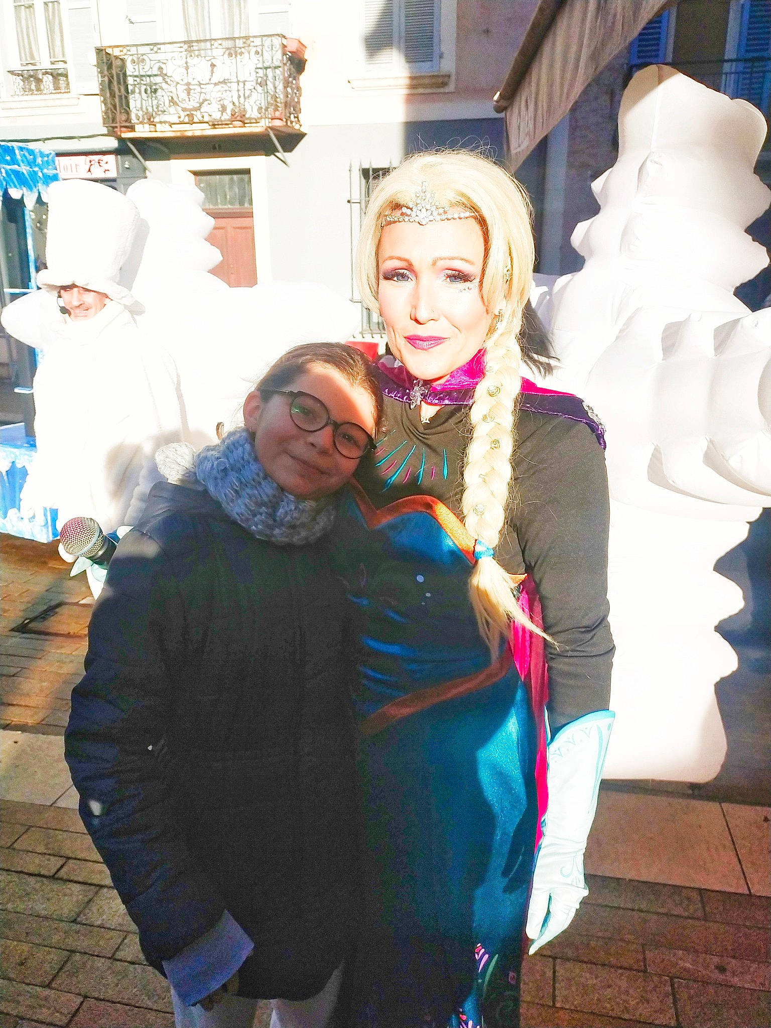 Noémie a rejoint le concours — aidez-le/la à gagner de superbes lots ! azure, blue, city, electric_blue, event, fashion, fashion_design, fun, fur, gesture, happy, human, joy, leisure, person, scarf, shawl, street, temple, tourism