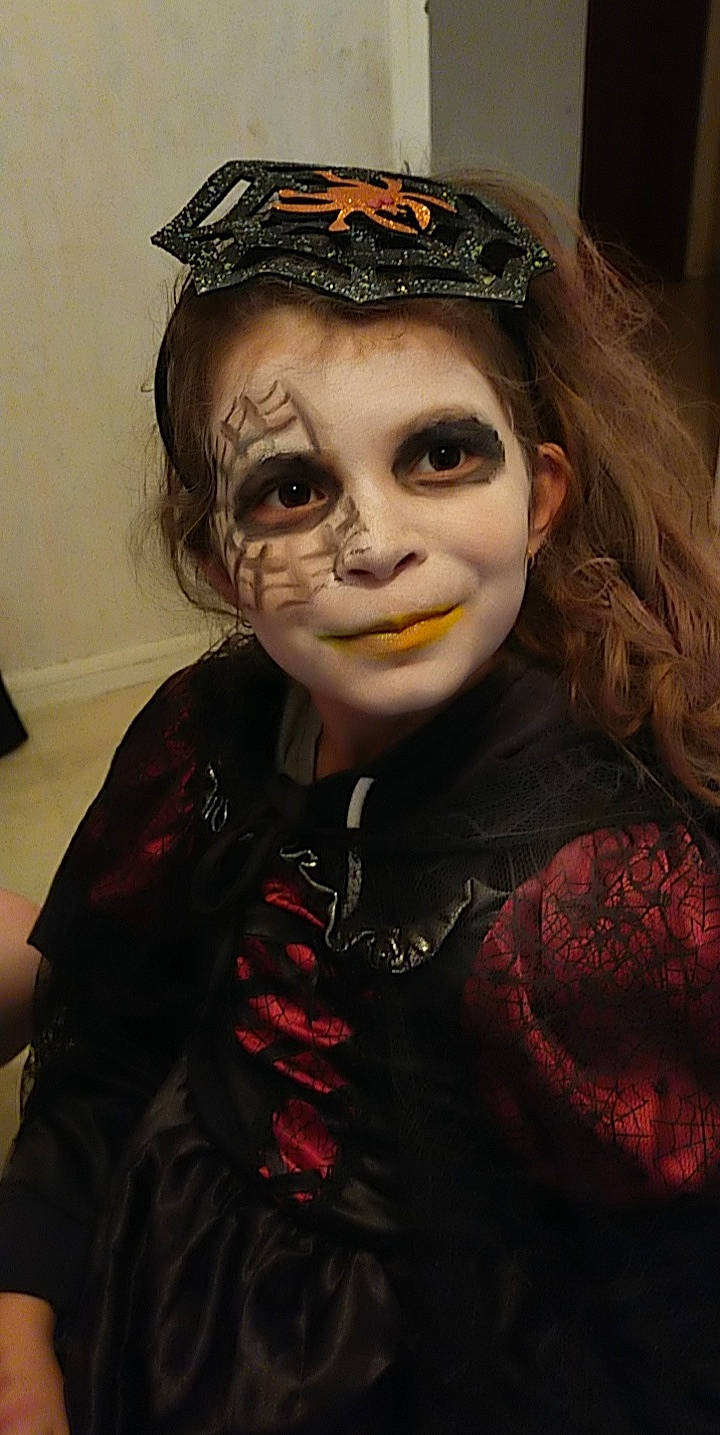 Noémie participe au concours pour gagner de l'argent avec cette photo : art, black_hair, cap, chin, costume, costume_hat, entertainment, event, eye, eyebrow, eyewear, fashion_design, flash_photography, fun, hat, mask, masque, performing_arts, person, personal_protective_equipment