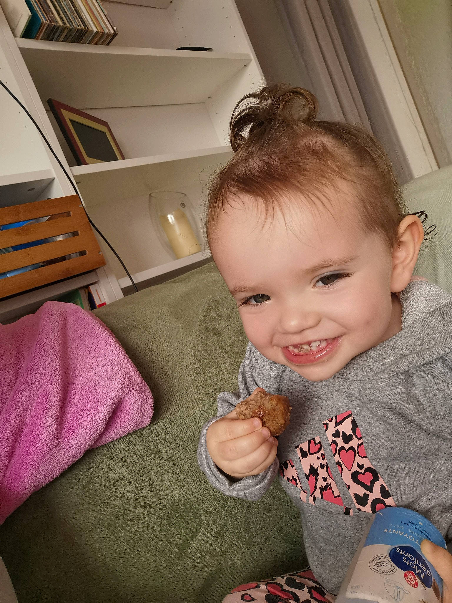 Inaya participe au concours pour gagner de l'argent avec cette photo : baby, baby_toddler_clothing, beauty, cheek, child, comfort, couch, drawer, flooring, fun, happy, joy, linens, nose, person, room, sitting, skin, smile, sock