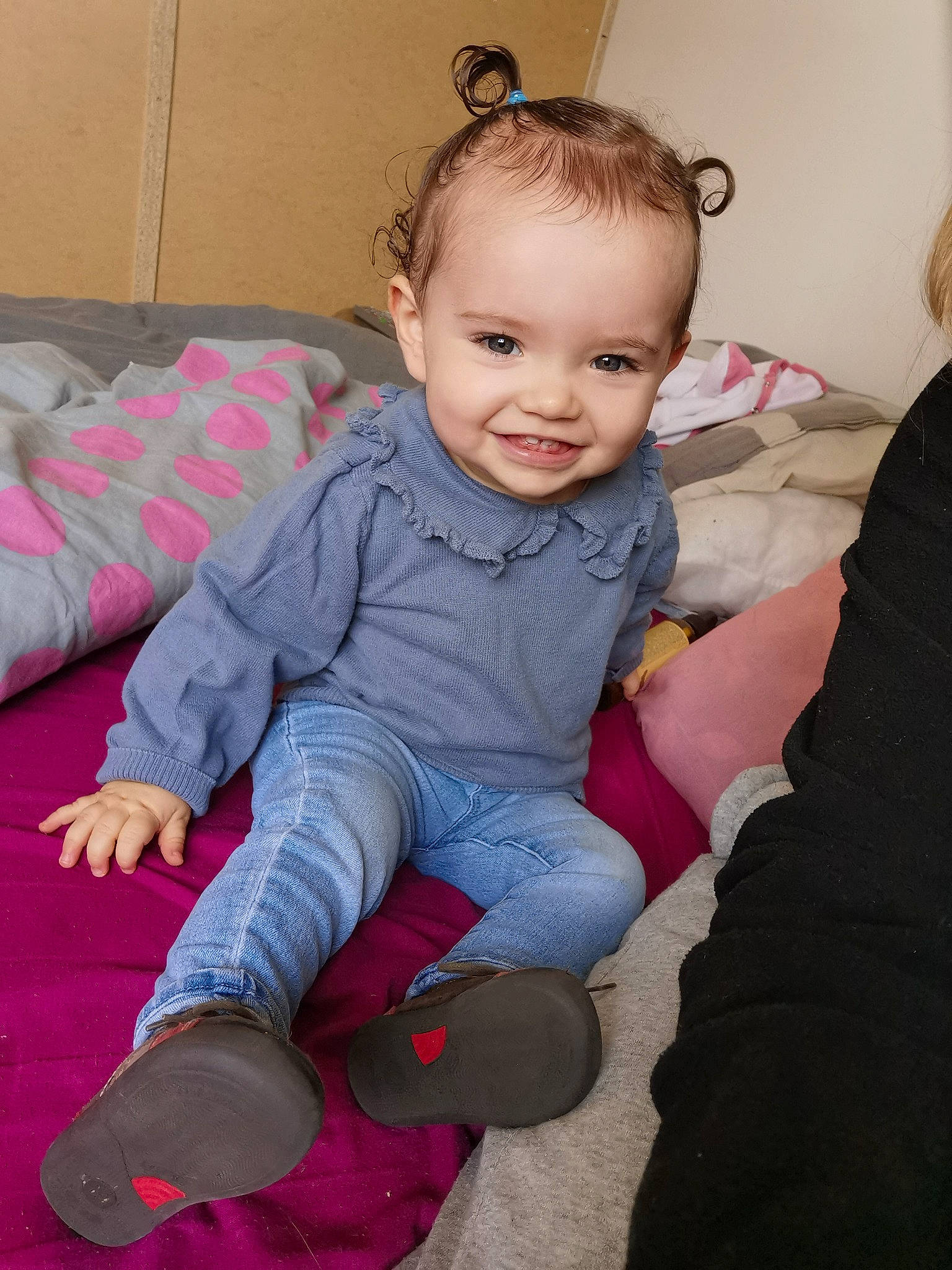 Inaya a rejoint le concours — aidez-le/la à gagner de superbes lots ! baby_toddler_clothing, cheek, comfort, eye, finger, flash_photography, floor, hairstyle, happy, head, iris, joint, joy, lap, leg, person, pink, shoulder, skin, sleeve