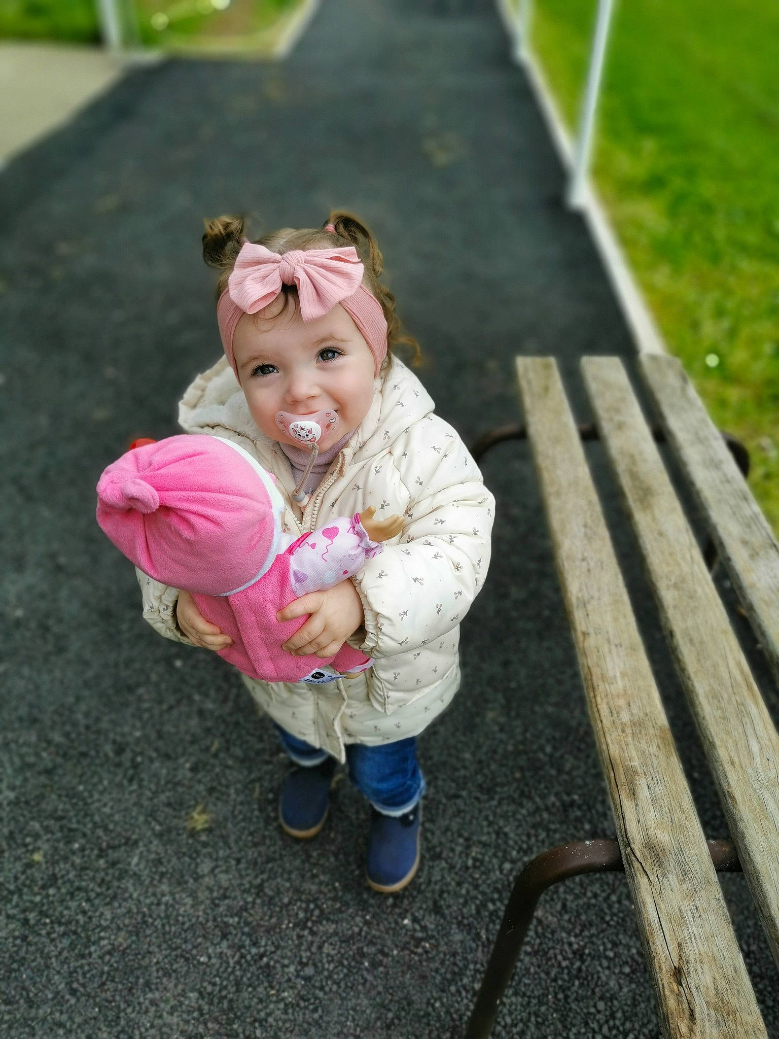 Inaya a rejoint le concours — aidez-le/la à gagner de superbes lots ! asphalt, boot, child, eye, fun, grass, happy, headwear, leg, leisure, person, plant, play, recreation, road, road_surface, sidewalk, sitting, smile, sneakers