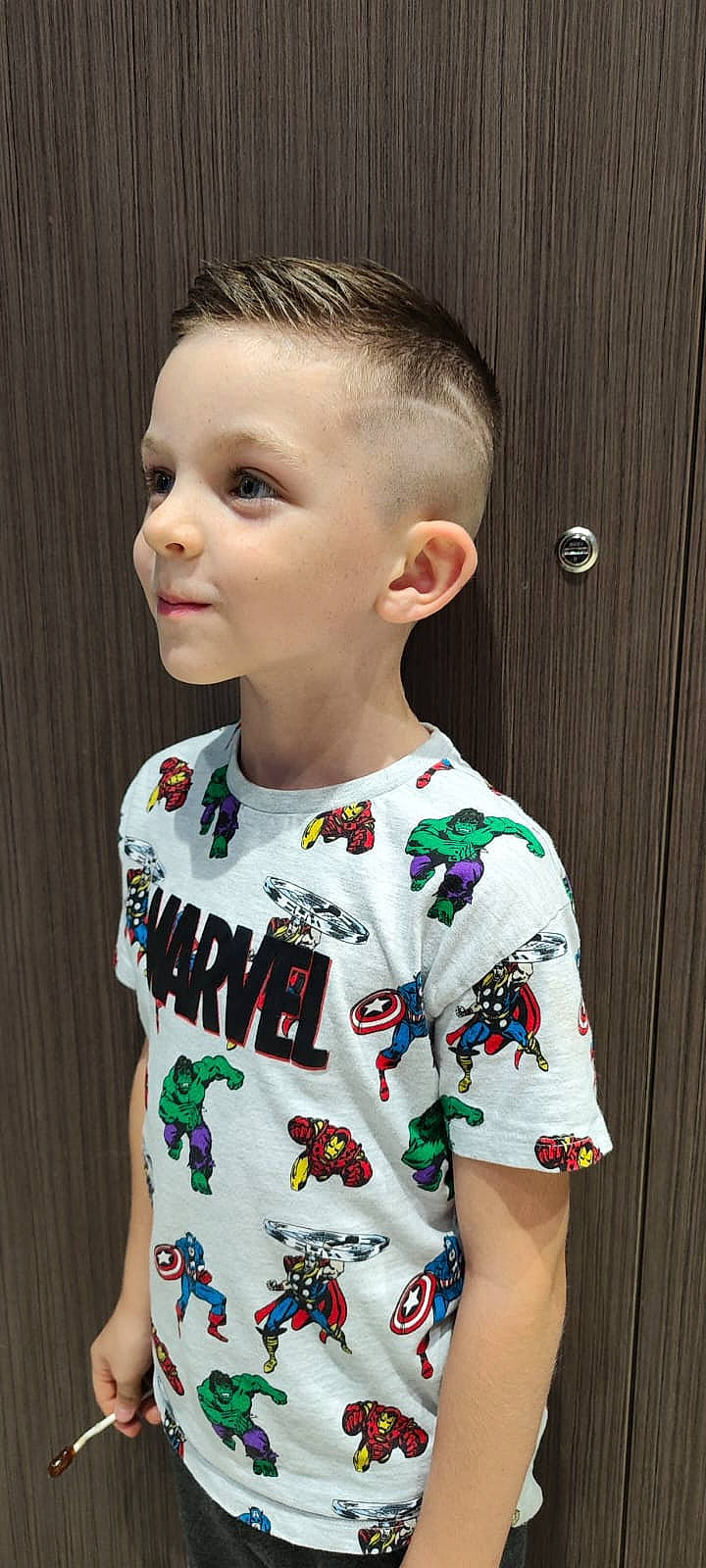 Jules participe au concours pour gagner de l'argent avec cette photo : baby_toddler_clothing, cheek, child, cool, crew_cut, eyelash, fashion_design, hair, happy, head, human_body, neck, pattern, person, sleeve, smile, sportswear, standing, t_shirt, toddler