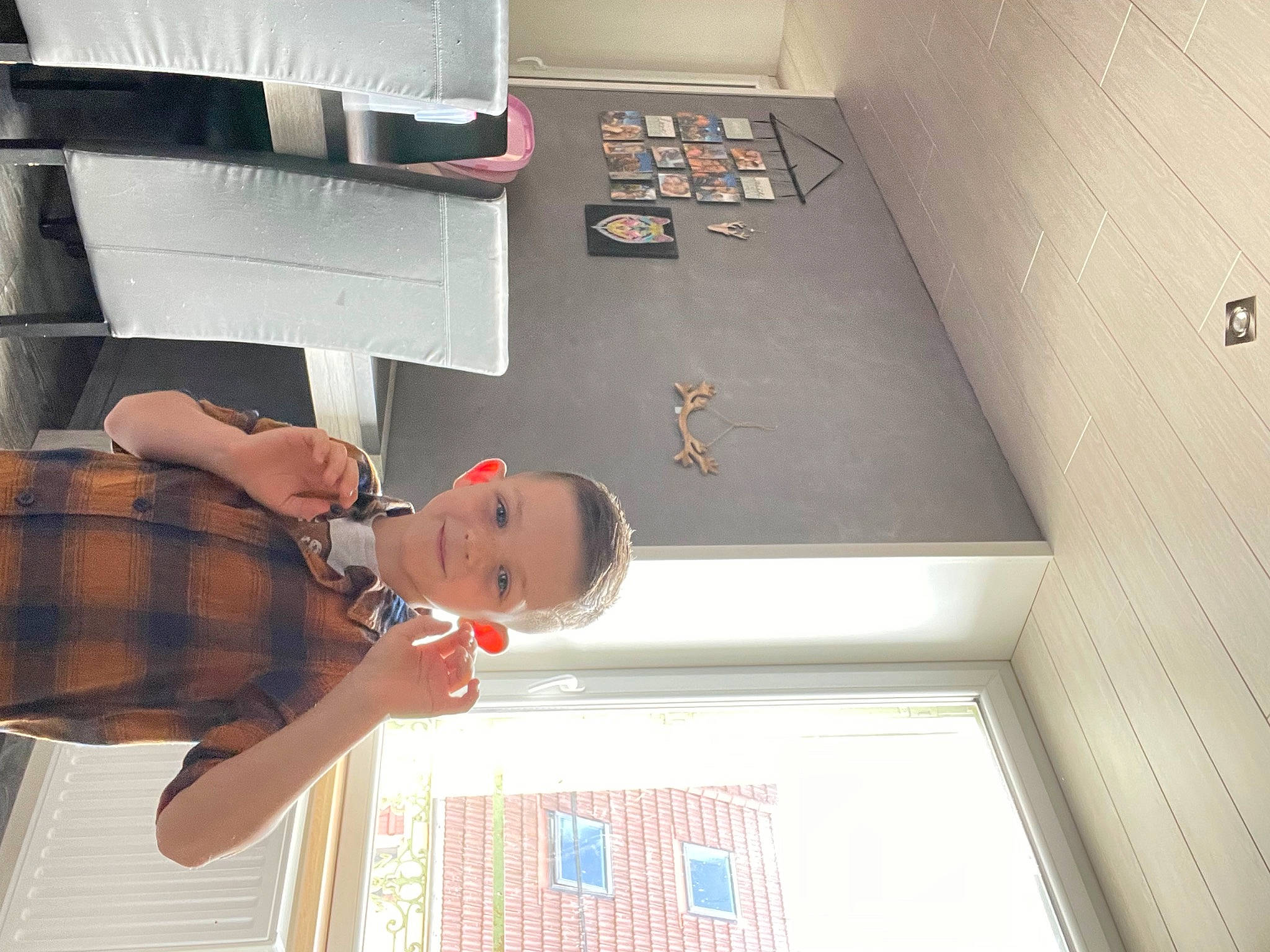 Jules a rejoint le concours — aidez-le/la à gagner de superbes lots ! comfort, elbow, eyewear, flooring, fun, joy, pattern, person, plaid, room, tartan, visual_arts, wood