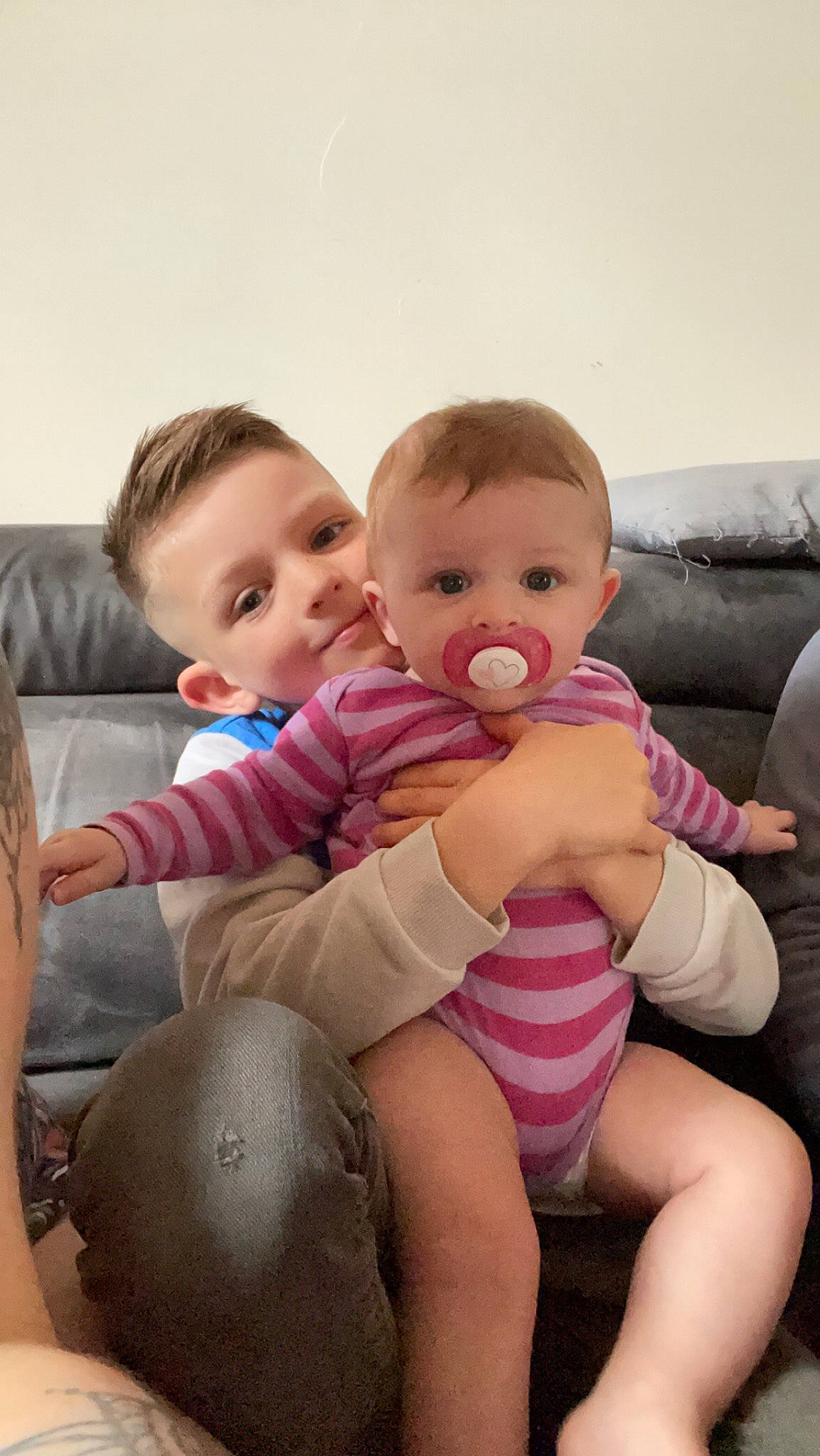 Jules participe au concours pour gagner de l'argent avec cette photo : baby, cheek, chin, comfort, eye, face, facial_expression, hairstyle, happy, head, human_body, iris, joint, leg, lip, mouth, nose, person, shoulder, skin