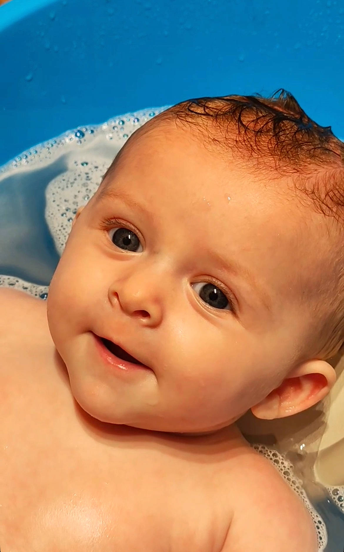 Eden a rejoint le concours — aidez-le/la à gagner de superbes lots ! baby, baby_bathing, bathing, cheek, chin, ear, eye, eyebrow, eyelash, facial_expression, forehead, happy, human_body, iris, lip, mouth, nose, organ, person, skin