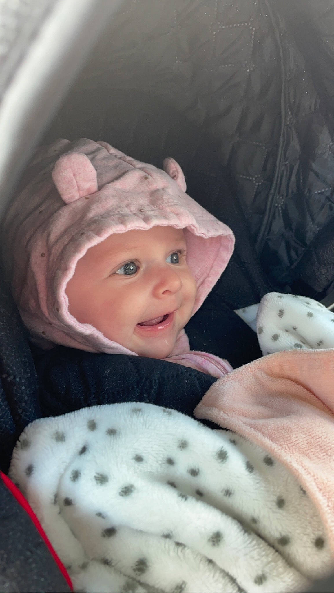 Eden a rejoint le concours — aidez-le/la à gagner de superbes lots ! baby, baby_products, baby_toddler_clothing, cap, cheek, child, comfort, eye, face, happy, hat, headwear, linens, mammal, nose, person, skin, smile, textile, toddler