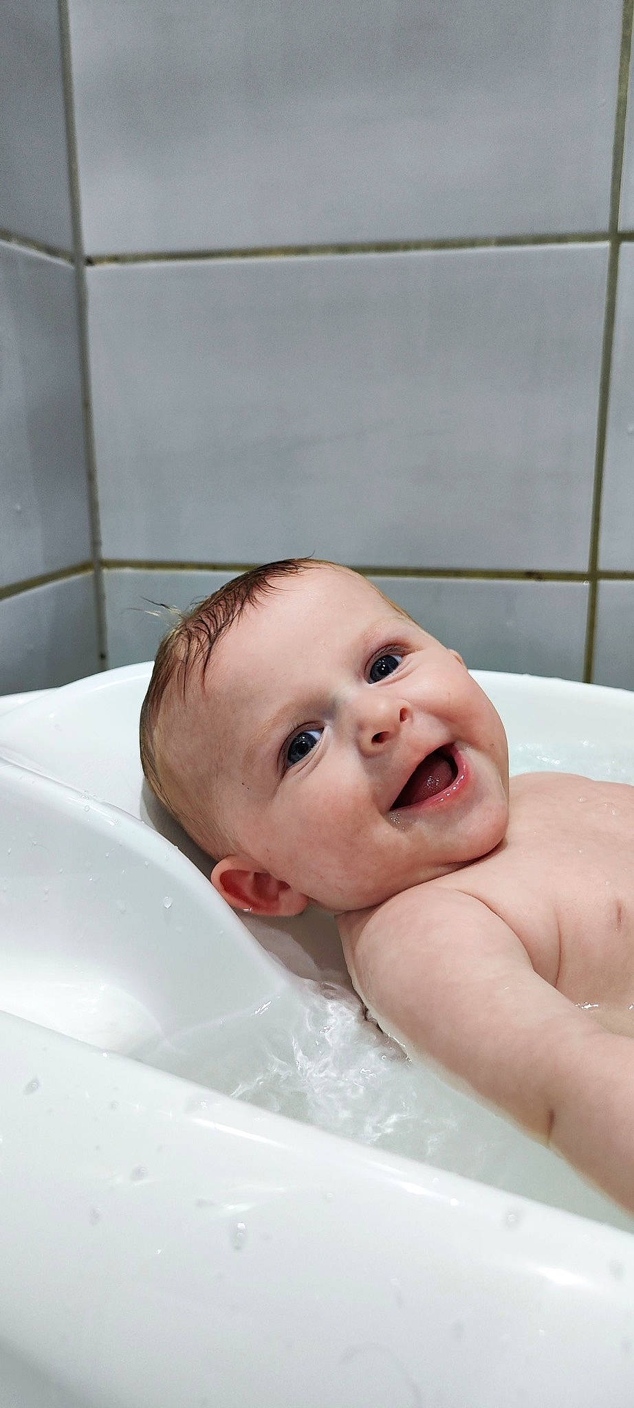 Eden a rejoint le concours — aidez-le/la à gagner de superbes lots ! baby, baby_bathing, bathing, cheek, chest, child, comfort, ear, eye, eyelash, fluid, fun, happy, head, nose, person, product, skin, smile, stomach