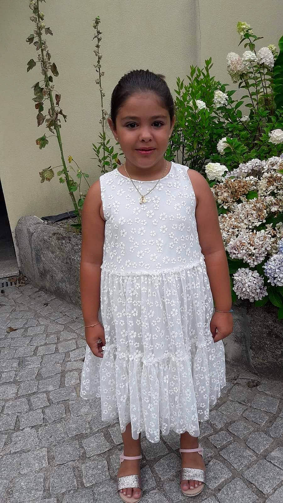 Beatriz a rejoint le concours — aidez-le/la à gagner de superbes lots ! child, clothing, dress, flower, joy, lace, person, smile, white