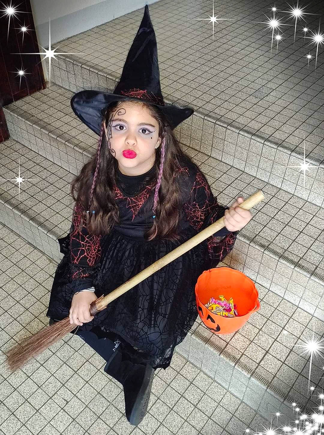 Beatriz participe au concours pour gagner de l'argent avec cette photo : broom, costume, fashion_accessory, hat, headgear, person, trick_or_treat, witch_hat