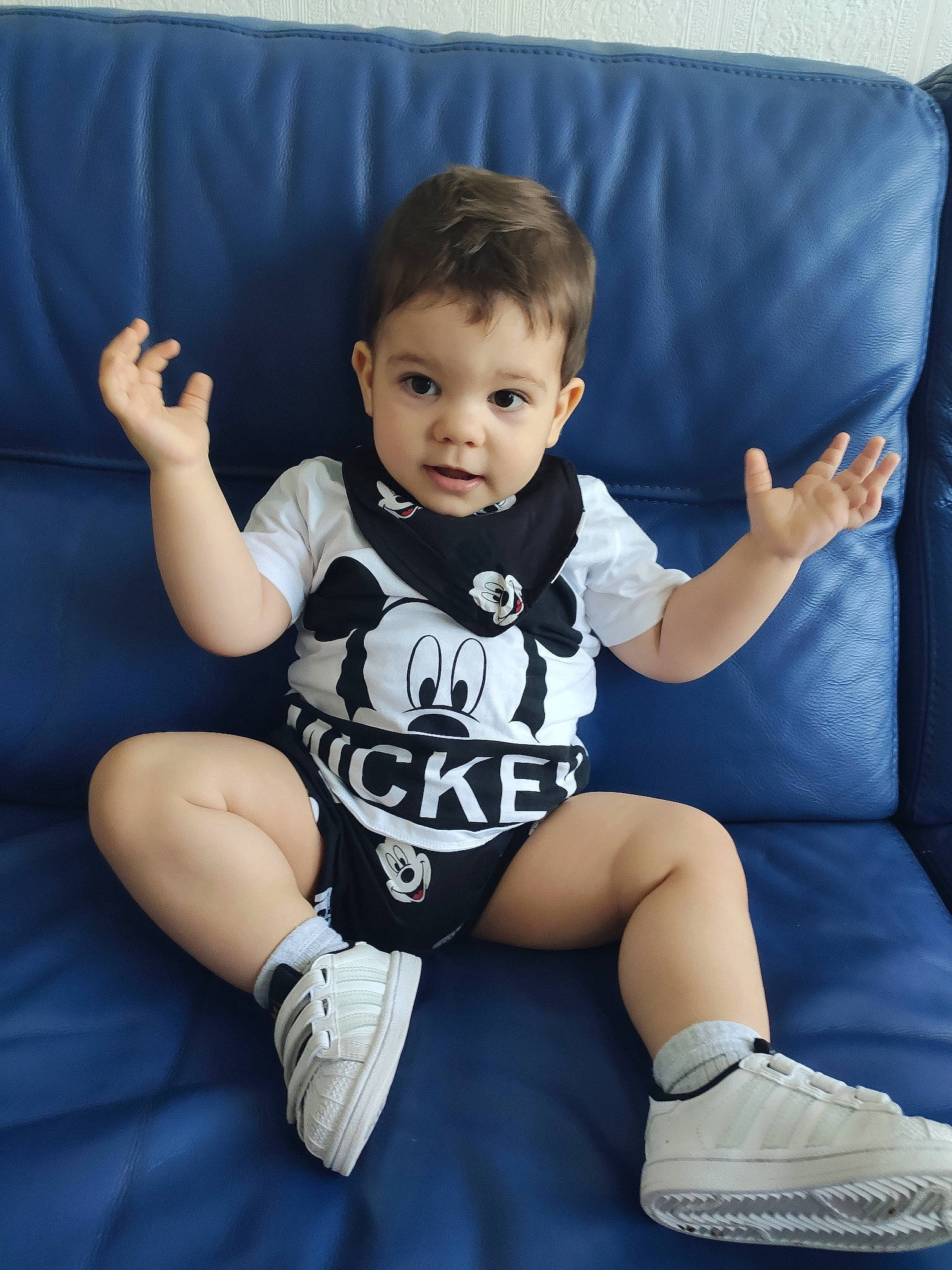 Gabriel a rejoint le concours — aidez-le/la à gagner de superbes lots ! arm, baby, baby_toddler_clothing, blue, child, finger, footwear, knee, leg, muscle, person, photography, sitting, sleeve, t_shirt, toddler