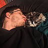 Ayla a rejoint le concours — aidez-le/la à gagner de superbes lots ! man, glasses, cat, tabby_cat, sleeping, couch, blanket, tattoo, facial_hair, closeup, indoor, relaxing, cozy, black_clothing, pet, resting, love, affection, feline, companion