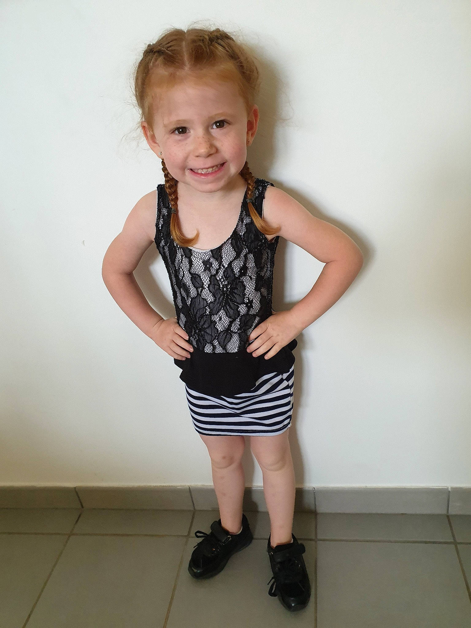 Kyara a rejoint le concours — aidez-le/la à gagner de superbes lots ! child, child_model, clothing, dress, footwear, joy, knee, leg, pattern, person, photography, shoe, smile, standing, thigh, toddler