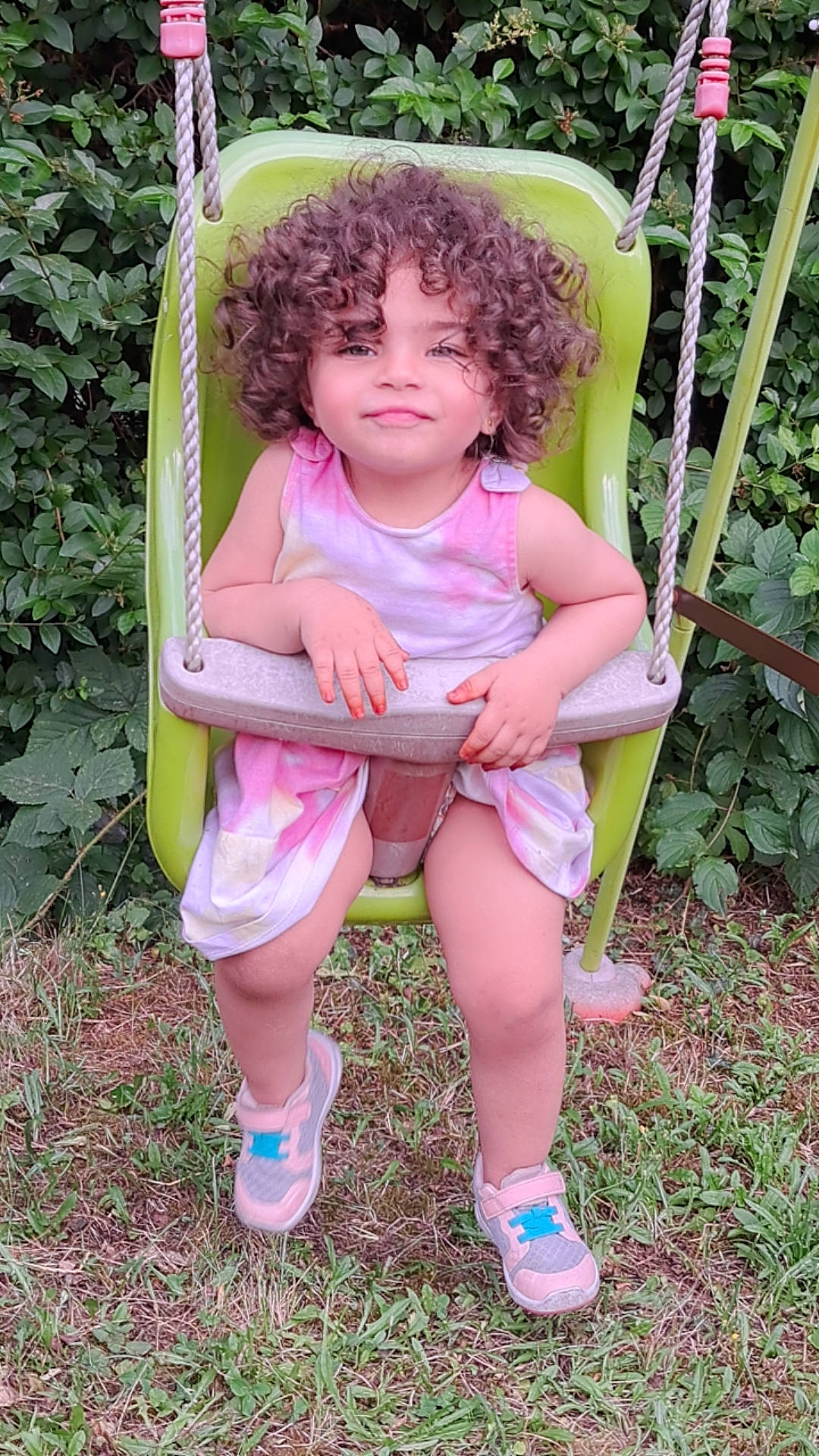 Nour Kherri a rejoint le concours — aidez-le/la à gagner de superbes lots ! baby_toddler_clothing, child, fun, grass, happy, joy, leisure, magenta, people_in_nature, person, pink, plant, play, recreation, sandal, shoe, shorts, sitting, sneakers, summer